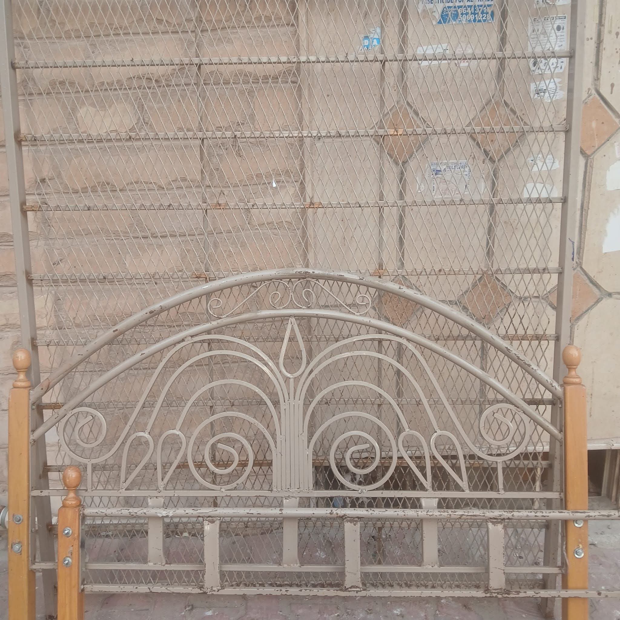 سرير حديد للبيع