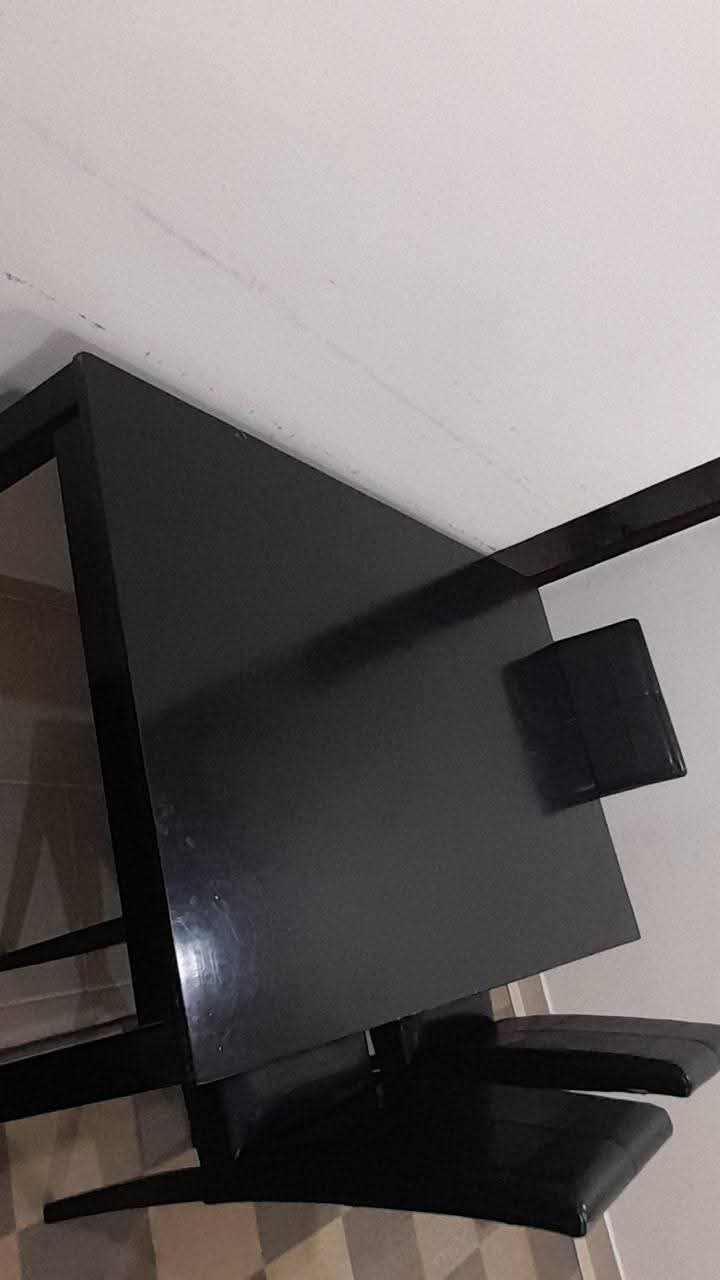 طاوله مع ٥ كراسي للبيع