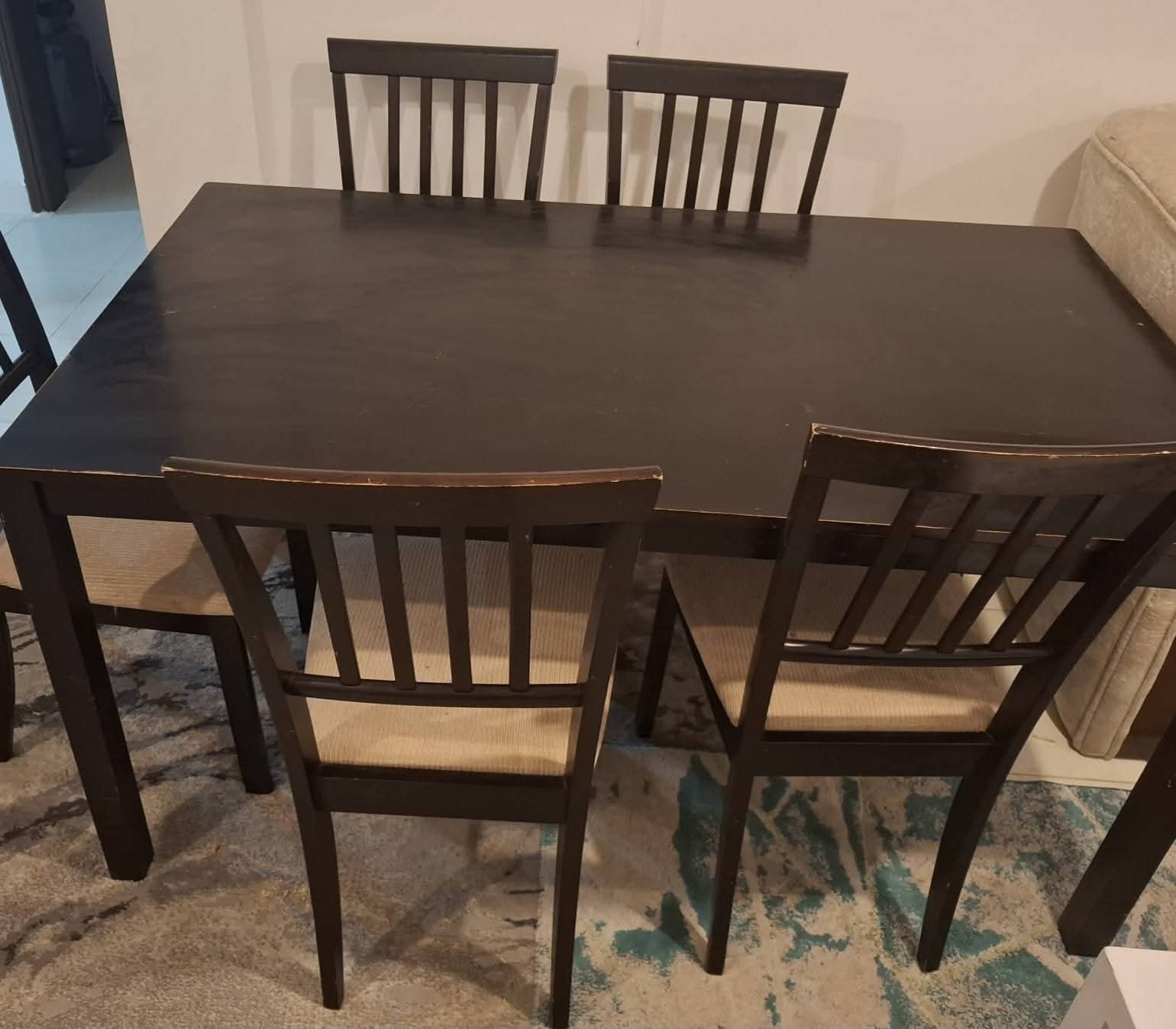 اللي حابب يجي ياخدهم بدون مقابل، ركنة وطاولة سفرة مع 4 كراسي