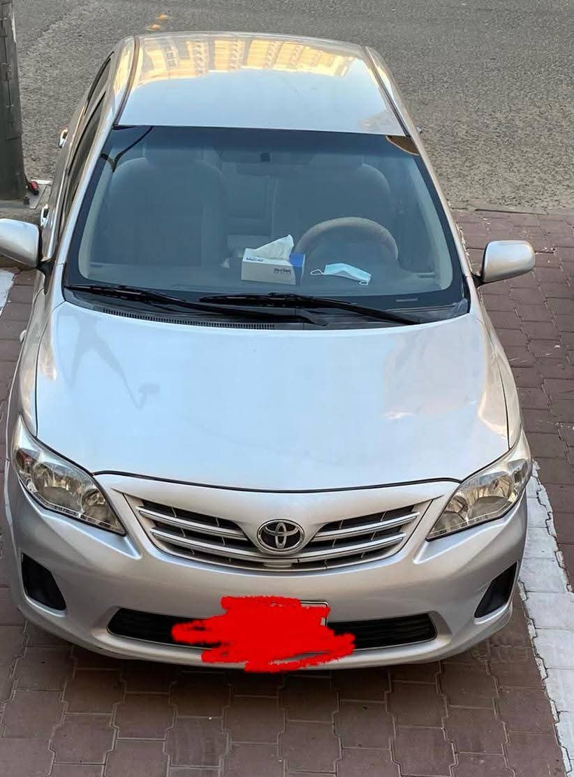 سيارة كورولا موديل 2011 لون فضي عداد 175 ألف