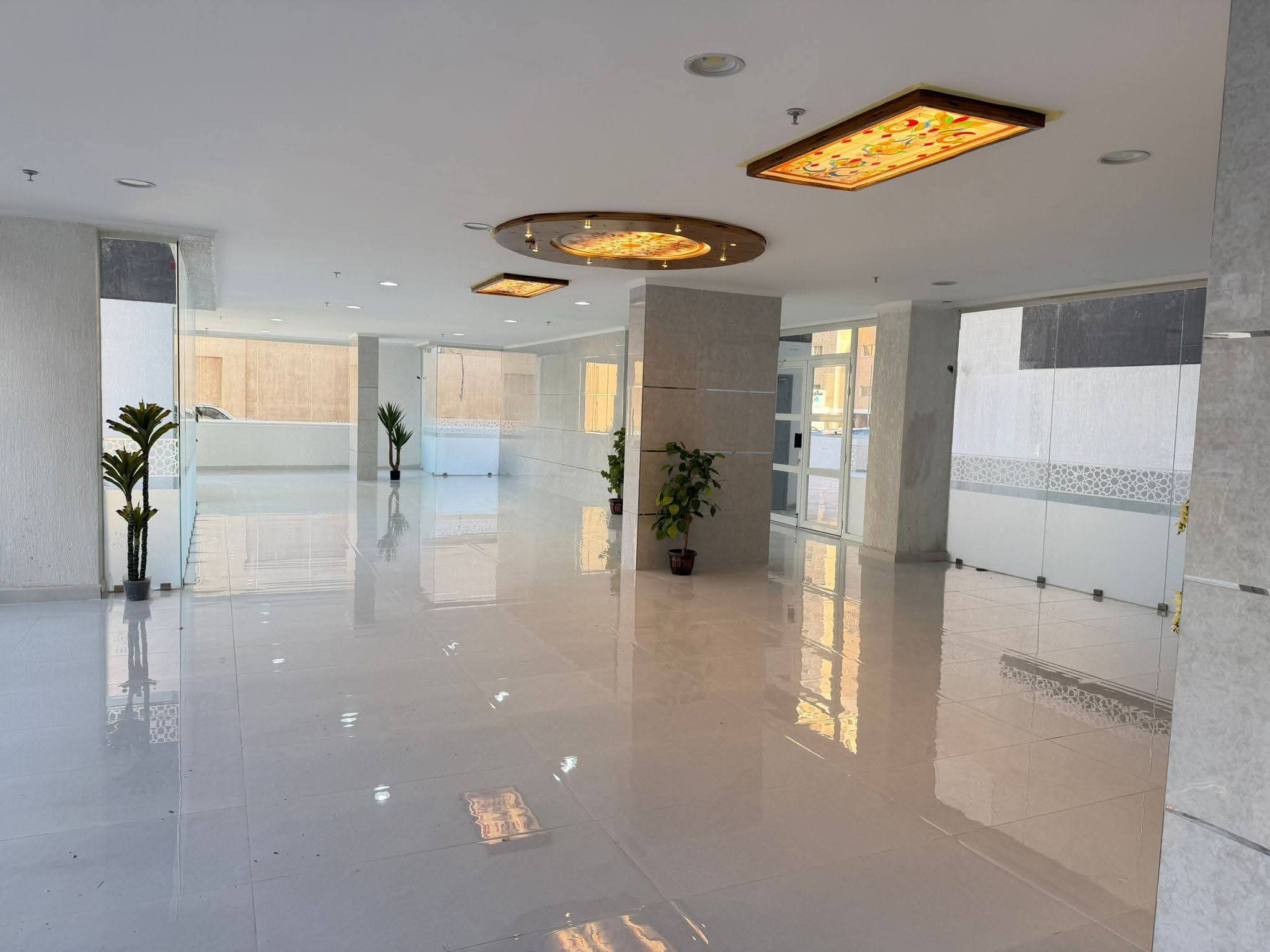 للايجار بحولي قطعه 7 خلف شارع المثني ومسجد عثمان بن عفان شقه للعائلات 2 غرفه و 2 حمام وصاله ومطبخ