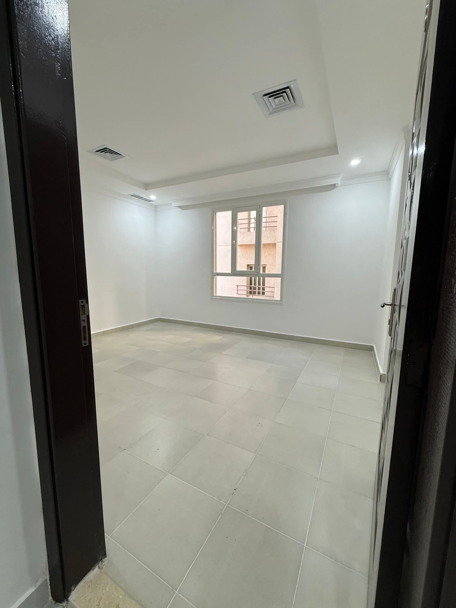 شقق للايجار اول ساكن (حولي قطعه12 شارع قتيبه) غرفتين حمامين صاله مطبخ مساحات مناسبه   عائلات وافدين فقط