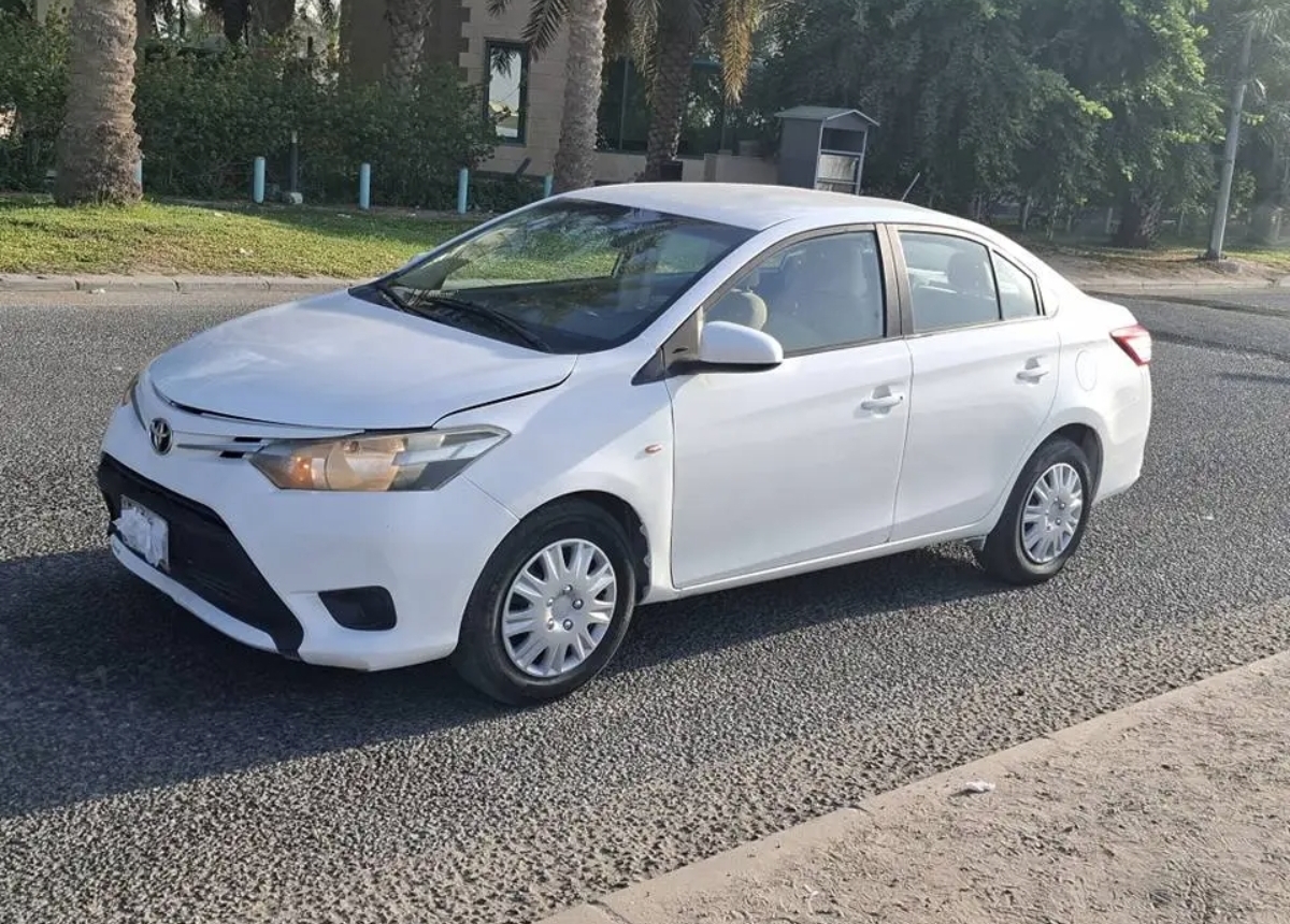 تويوتا يارس 2017.