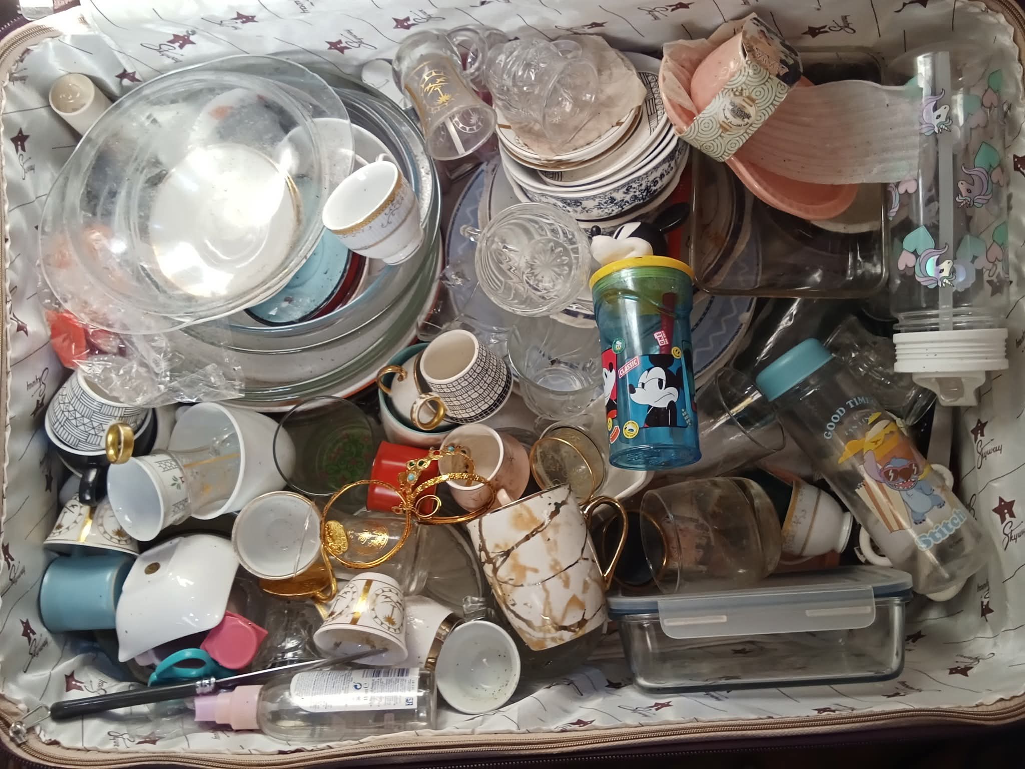 للبيع اطباق زجاج وصيني وكاسات شاي وقهوه صيني جديد ومستعمل