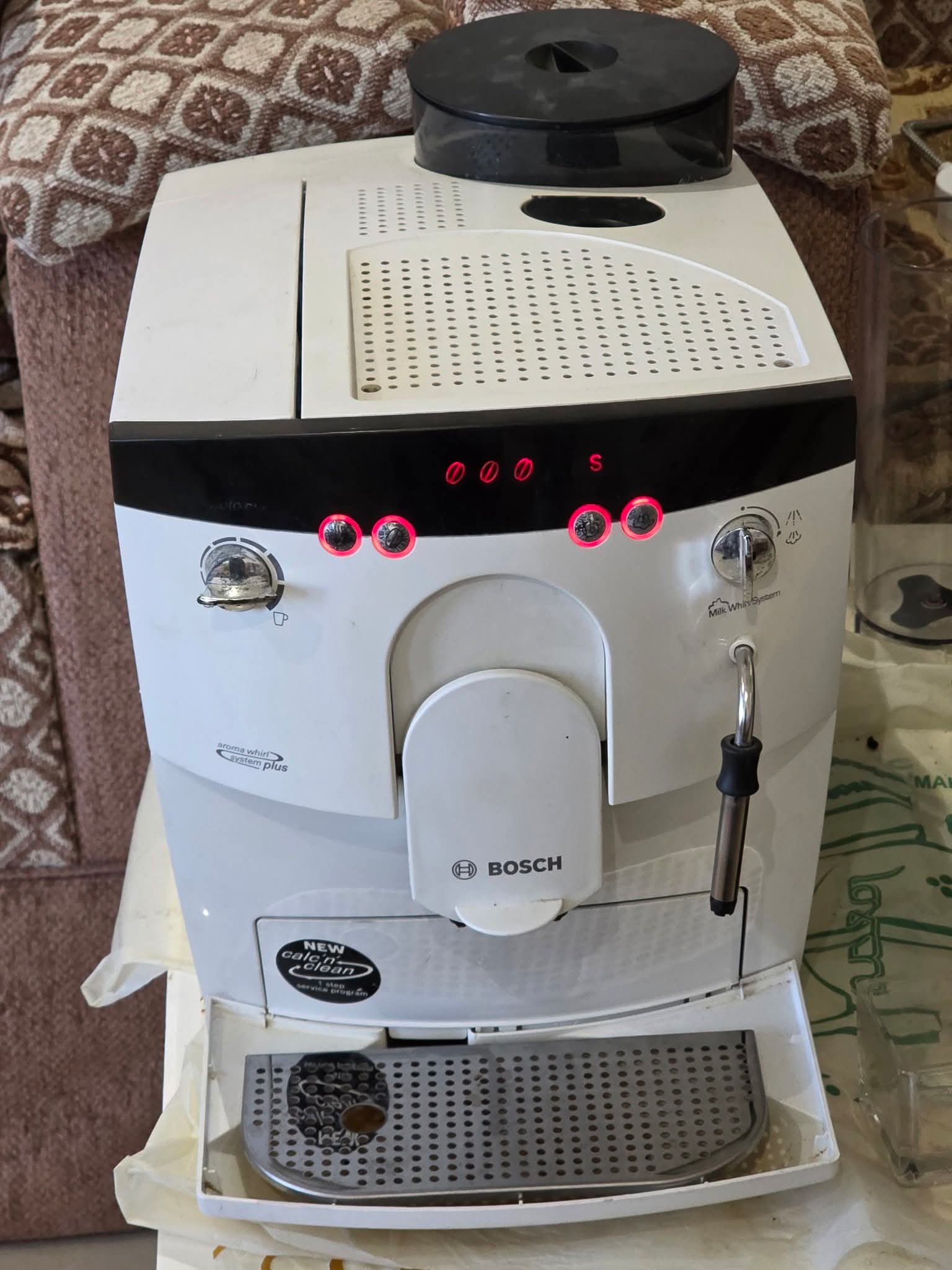 مكنة القهوةماركة Bosch. تطحن حبوب البن وتشتغل بالبن البودر. لصنع قهوة الاسبريسو والقهوة .