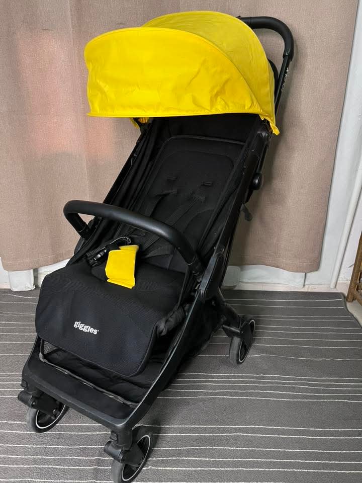 للبيع عربة أطفال مستعملة، ماركة جيجلز giggles