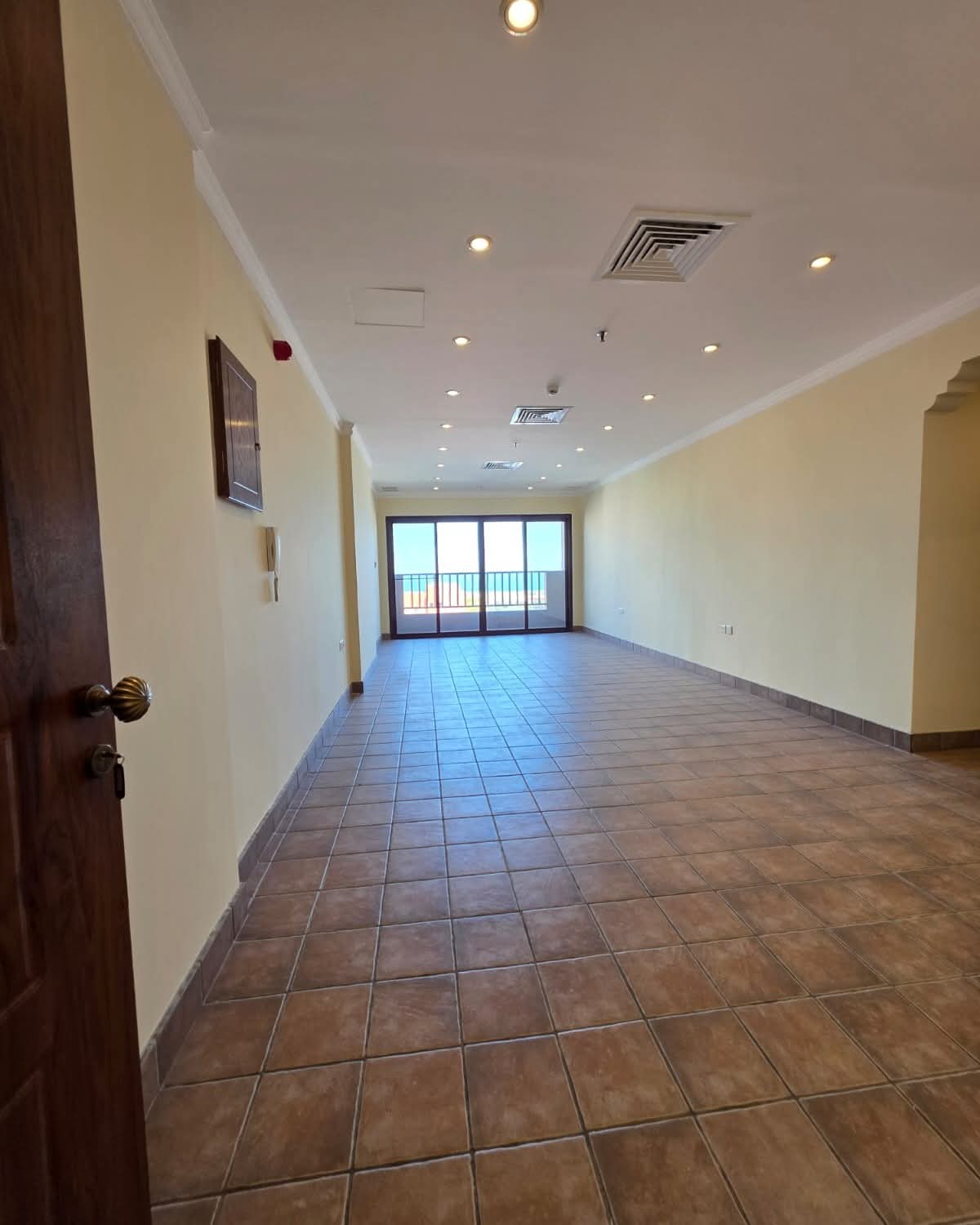 للايجار بالسالميه شقه مساحات واسعه