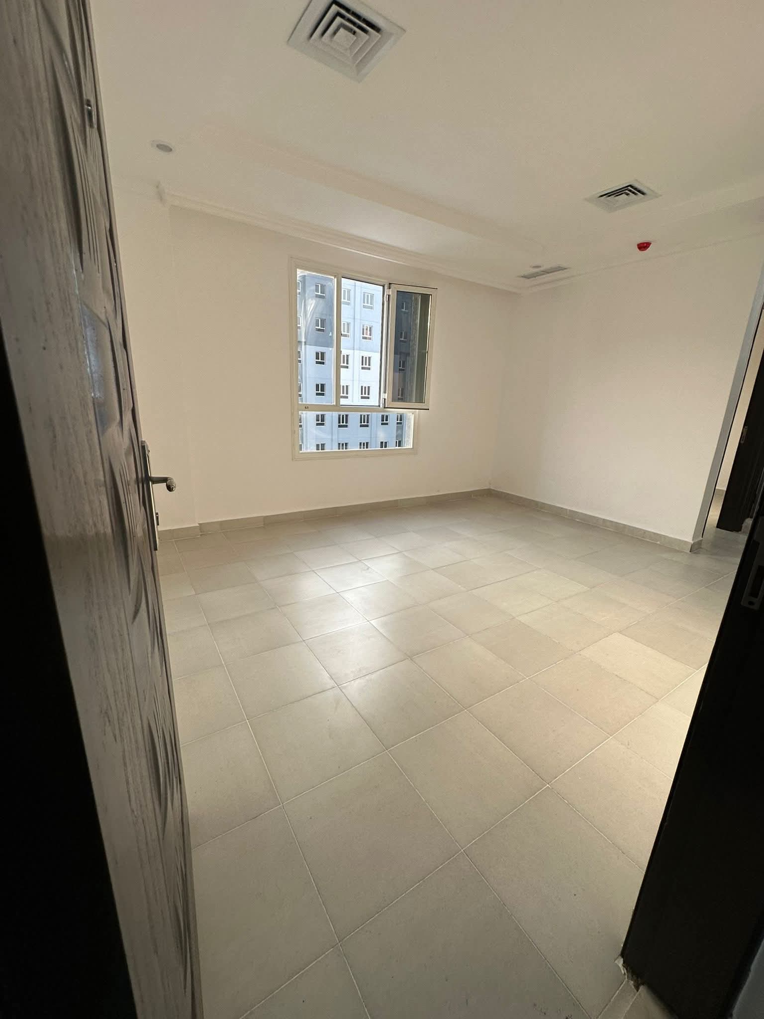 شقه للايجار اول ساكن (حولي قطعه12 شارع قتيبه) غرفتين حمامين صاله مطبخ مساحات مناسبه   ع