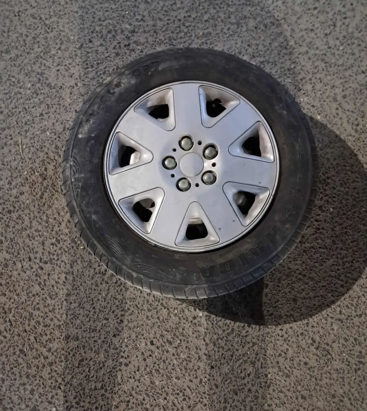 يوجد تاير مقاس 14 للبيع  بحاله جيده  ويوجد مفتاح سيارة نيسان للبيع