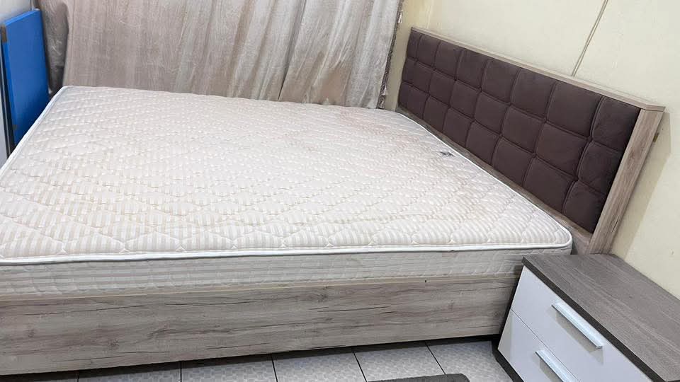 للبيع السرير مع المرتبه