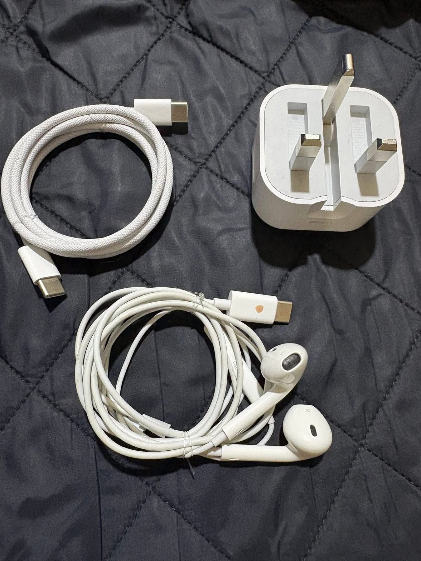 للبيع شاحن ايفون 15/16 كلهم اصلي من شركه ابل   شاحن ايفون 15 قوه 20 وات