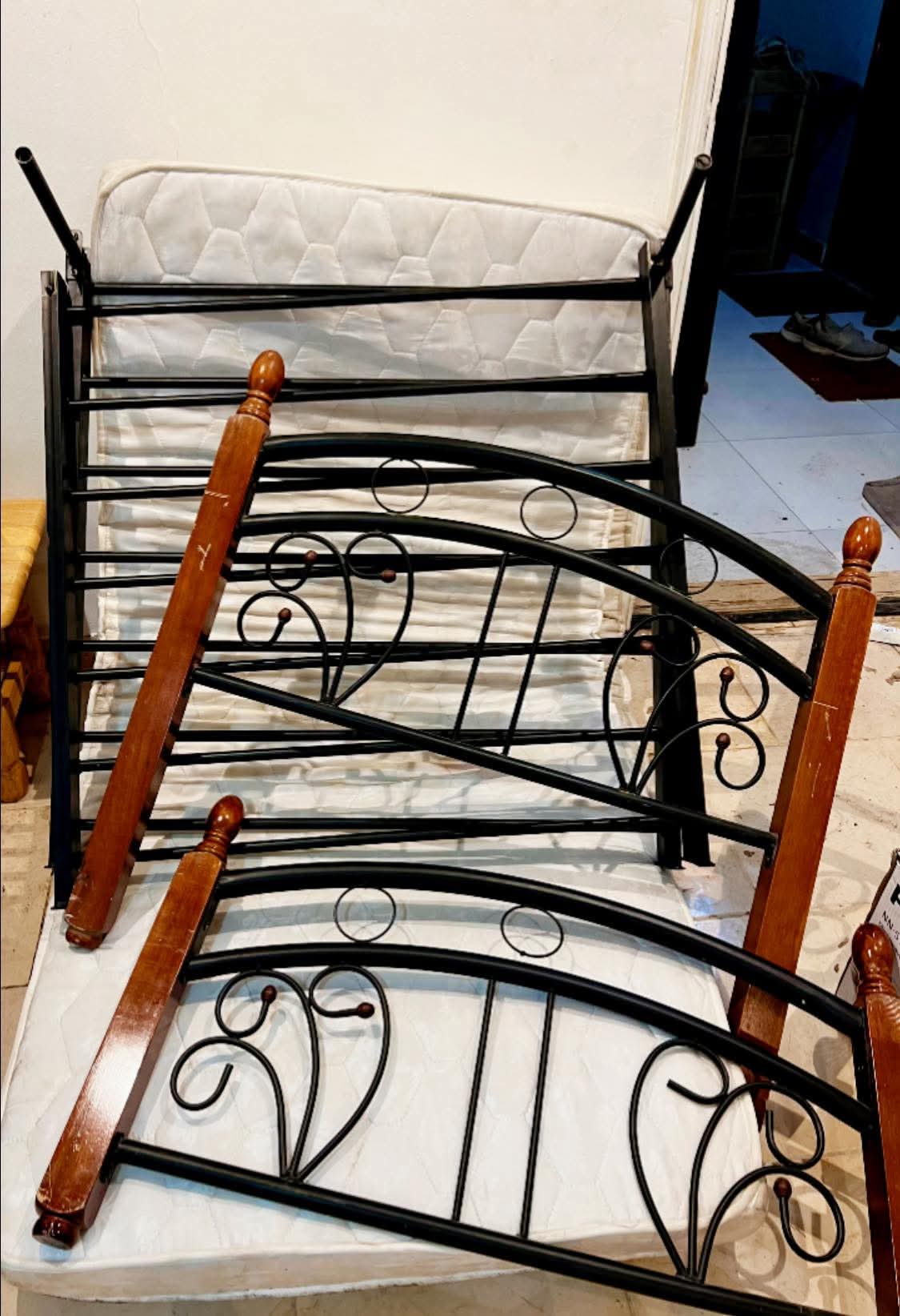 للبيع سرير متر بحاله ممتازه مع ٢ مرتبه تم فك السرير جاهز للنقل + كرسي مجانا السعر