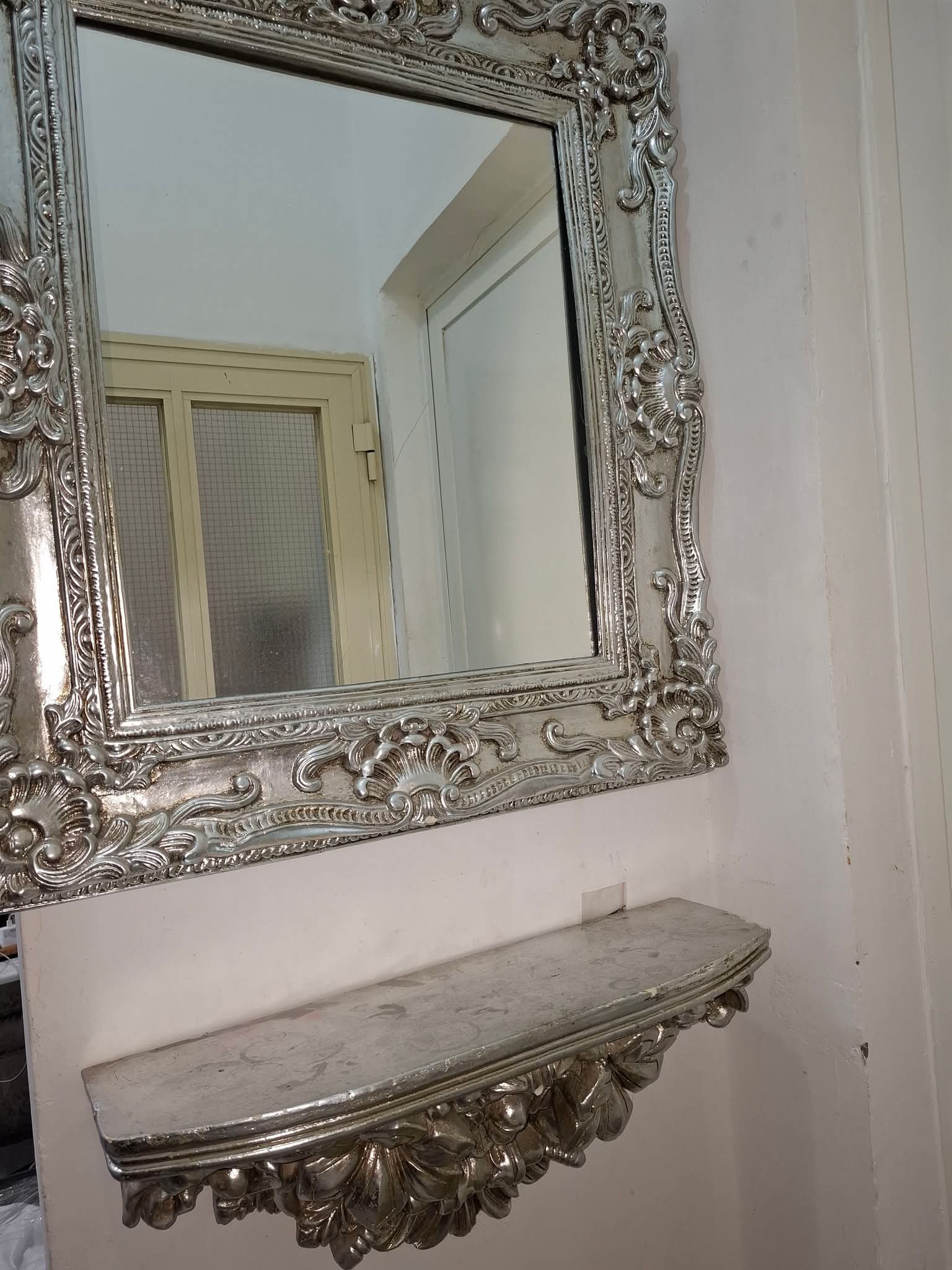 مرايه مع رف ٤ دينار المكان خيطان