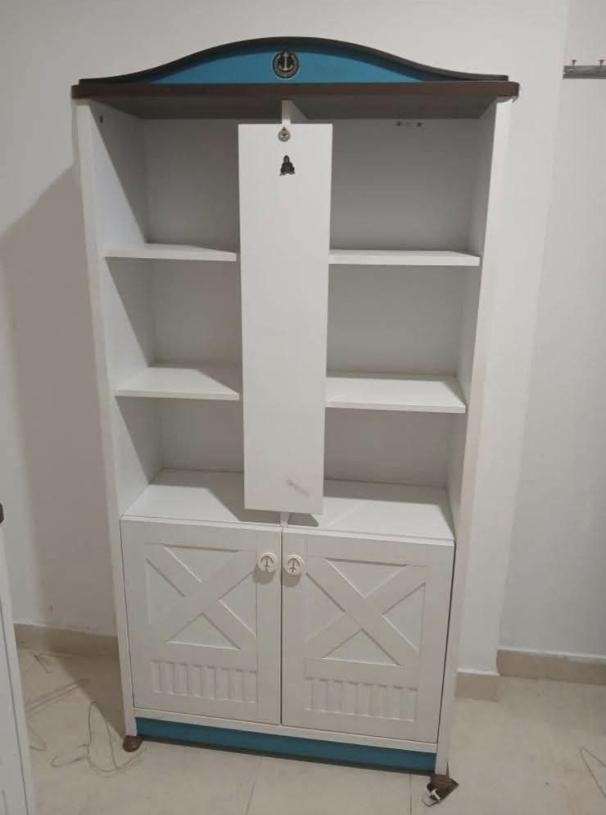 سلام عليكم  مكتبه تحفه بحاله ممتازه خشب اكيا