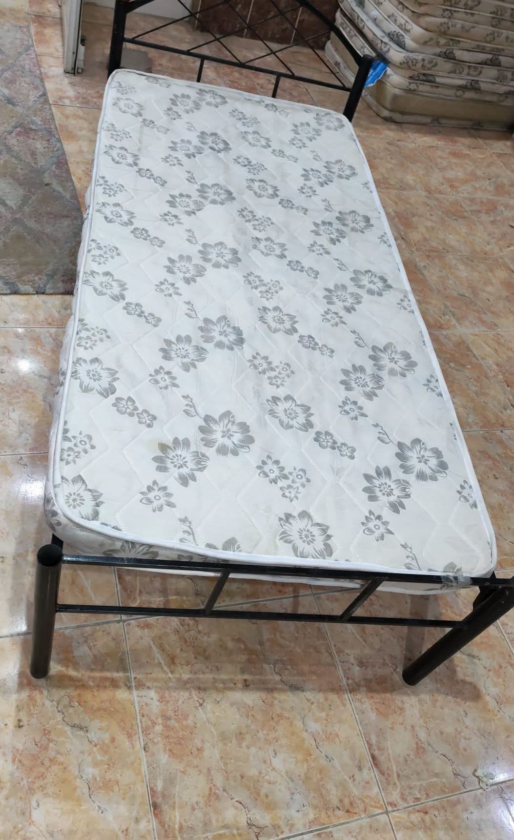 سرير حديد نفر واحد شبه الجديد بالمرتبة طبي