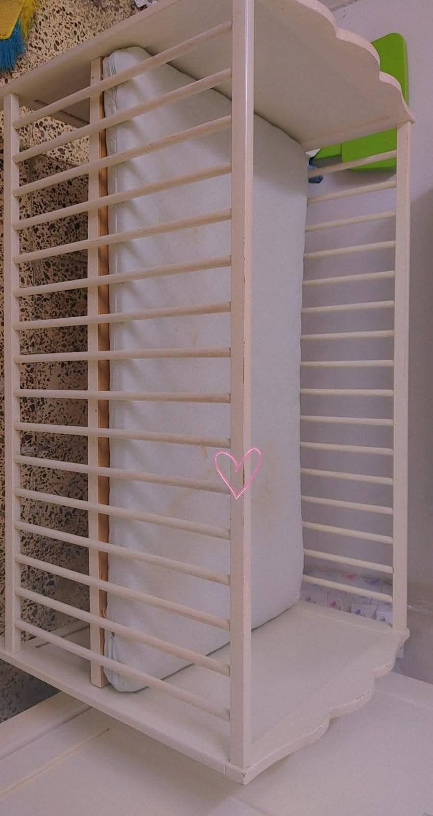 سرير اطفال من إيكيا مع مرتبه طبيه للبيع.