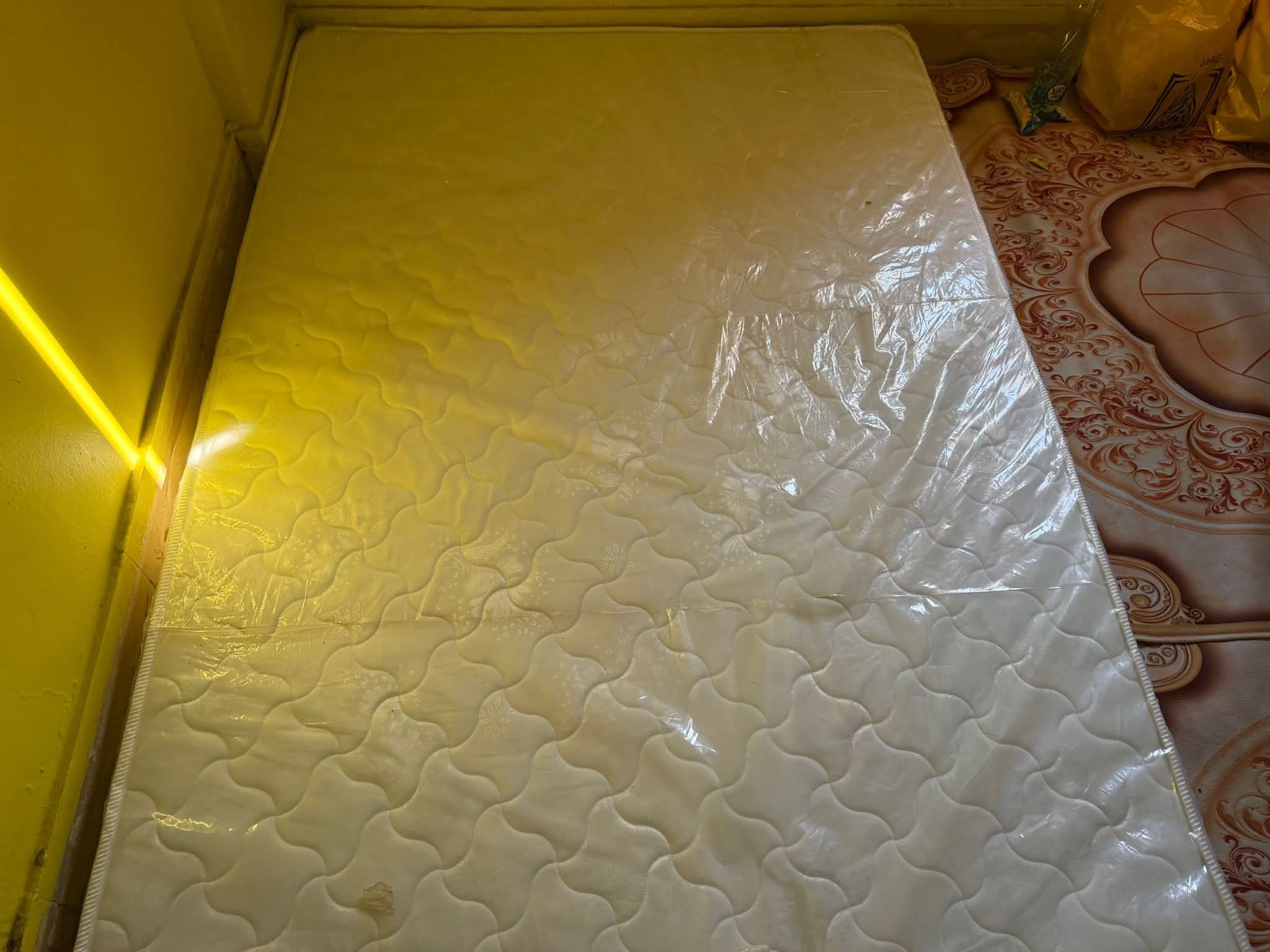 للبيع بغرض السفر مرتبة طبية جديدة بالكيس فرد ونصف استعمال ٣ شهور فقط