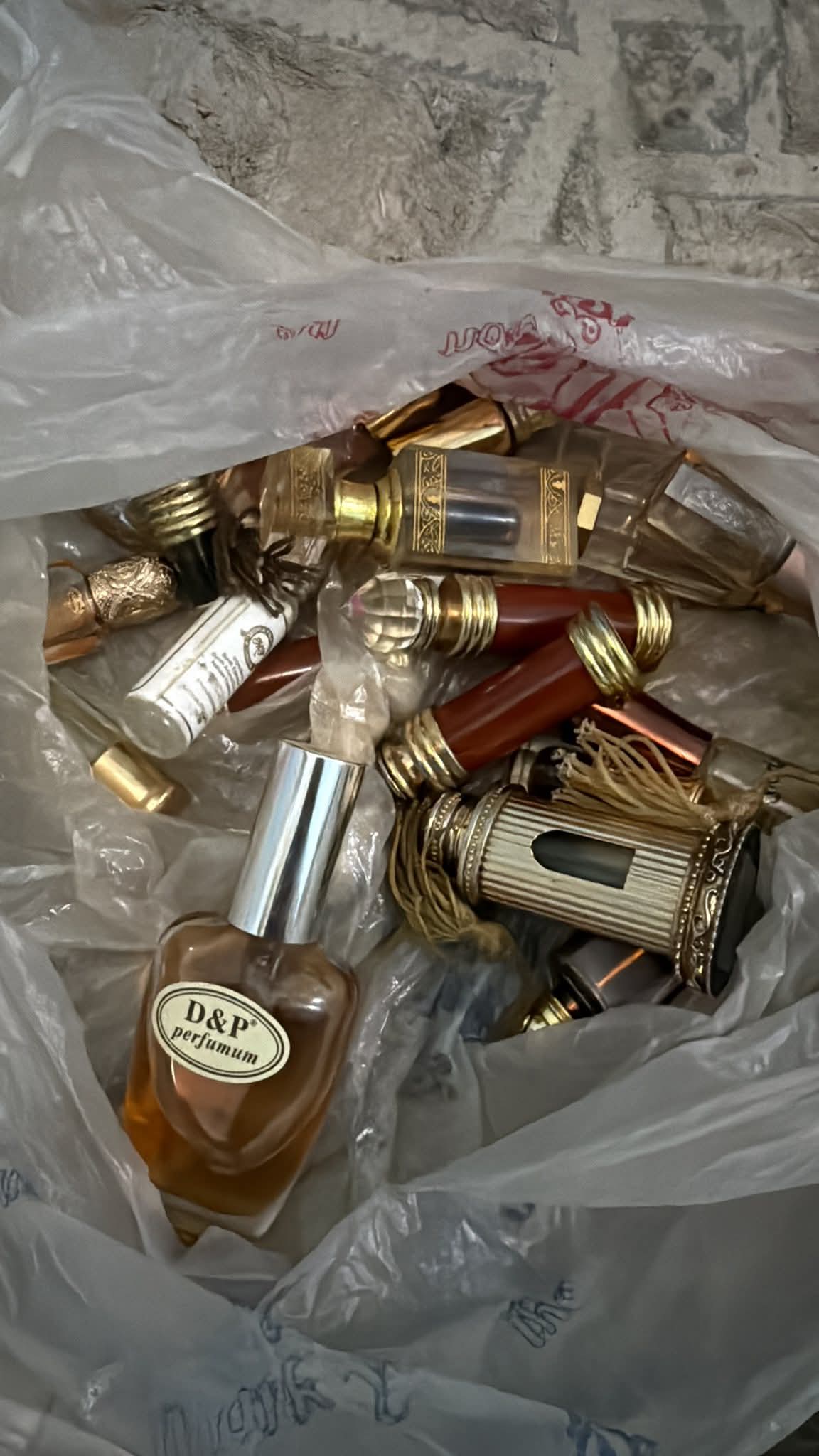 عطور متنوعة للبيع