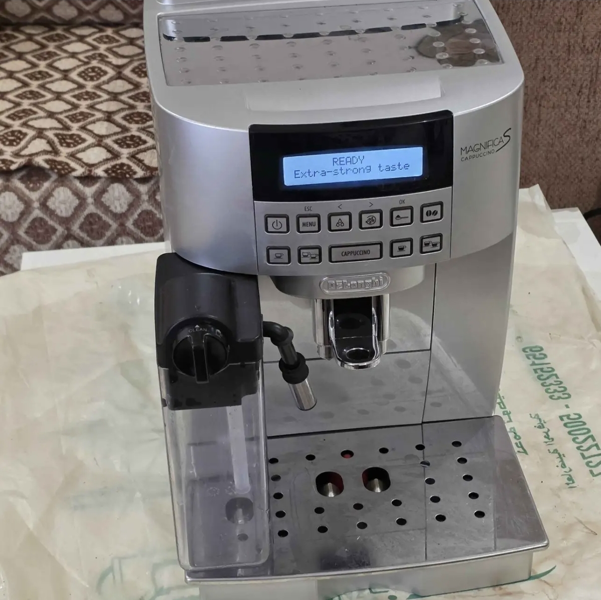 مكنة القهوة  ماركة Delonghi.