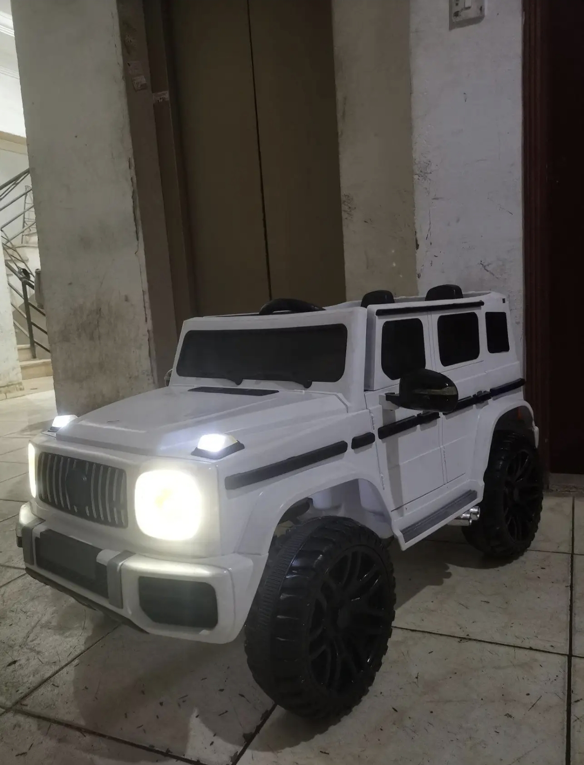 سياره اطفال مرسيدس، تشيل طفل من سنه 1 لحد 8 سنوات،