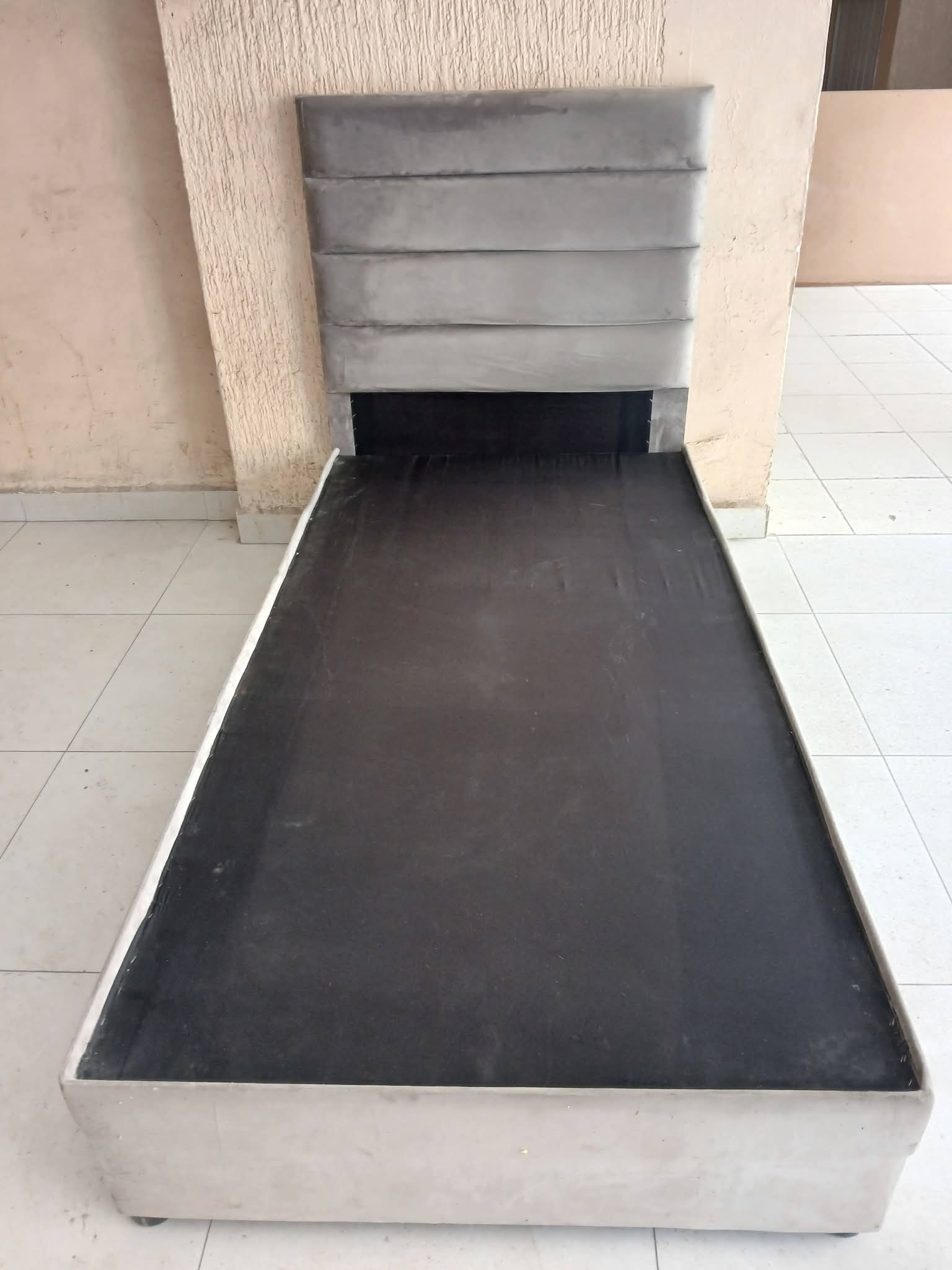 سلام عليكم مكتبه من اكيا وسرير نفر استعمال