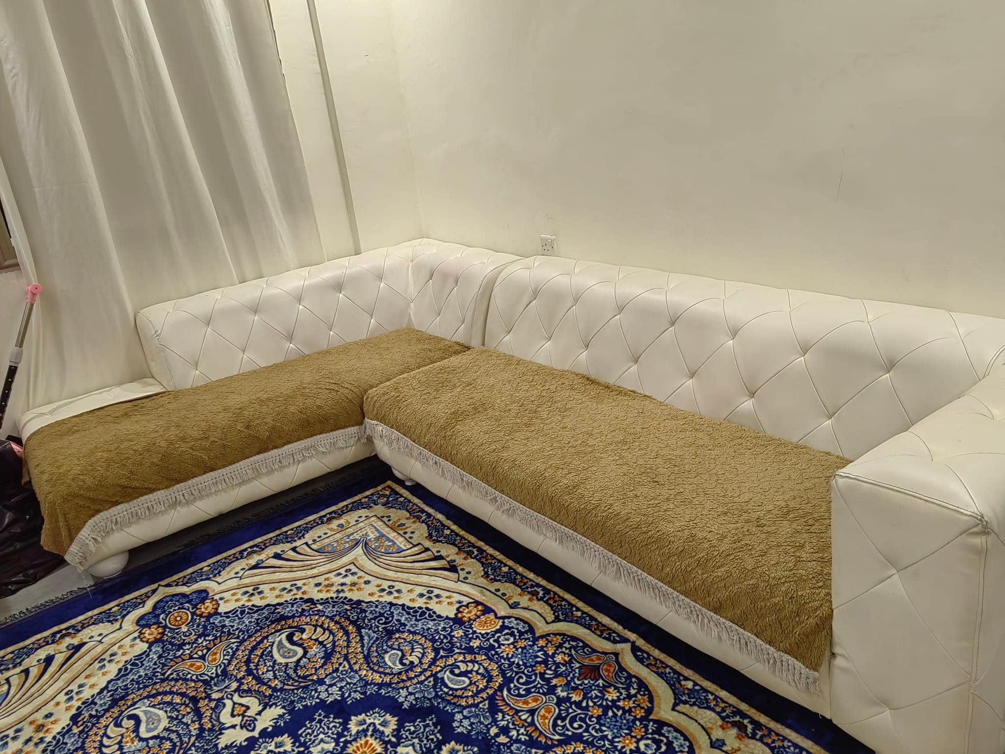 السلام عليكم متاح ركنه ٣ متر و ٧٠ تقريبا قطعتين حرف L جلد نضيفه جد