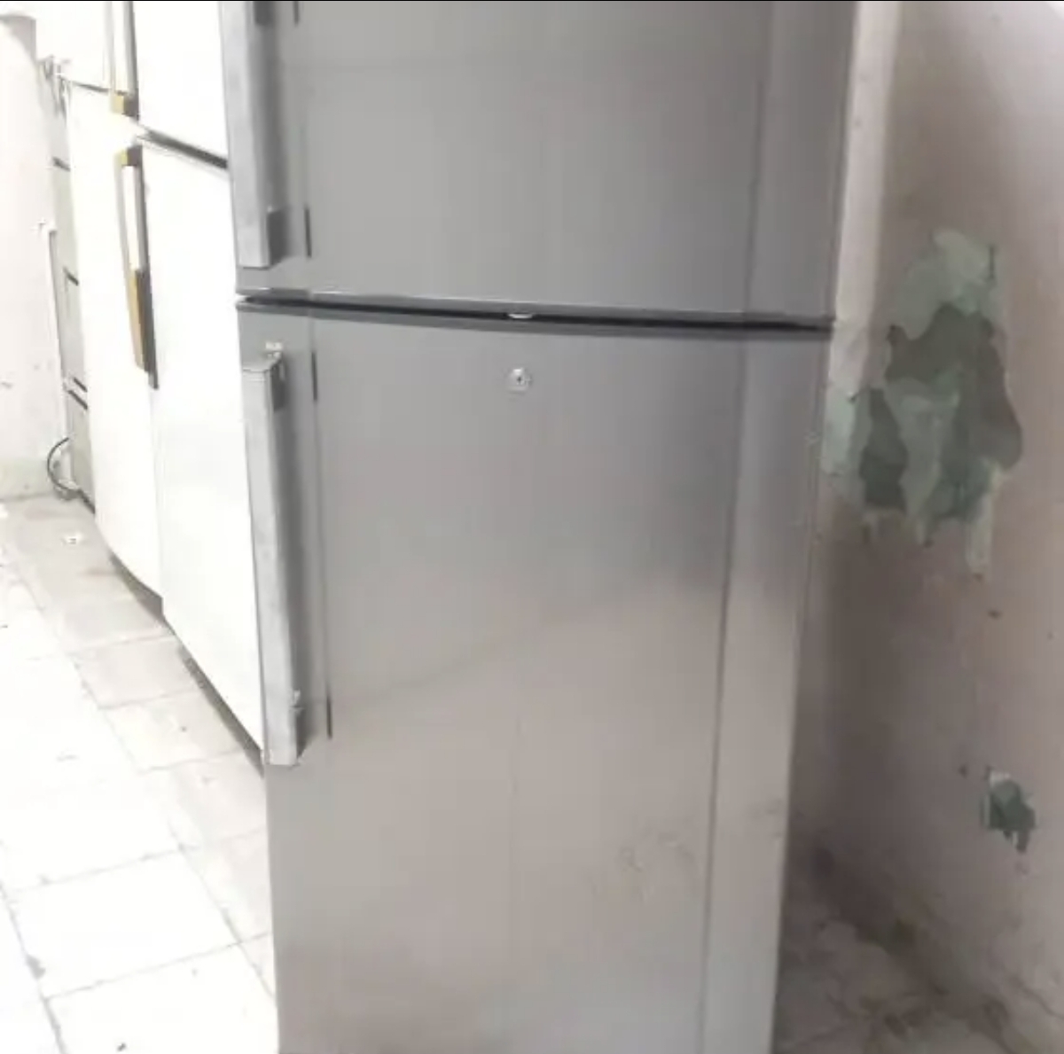 نبيع الثلاجه وانسى 18 قدم بحاله ممتازه مع التوصيل