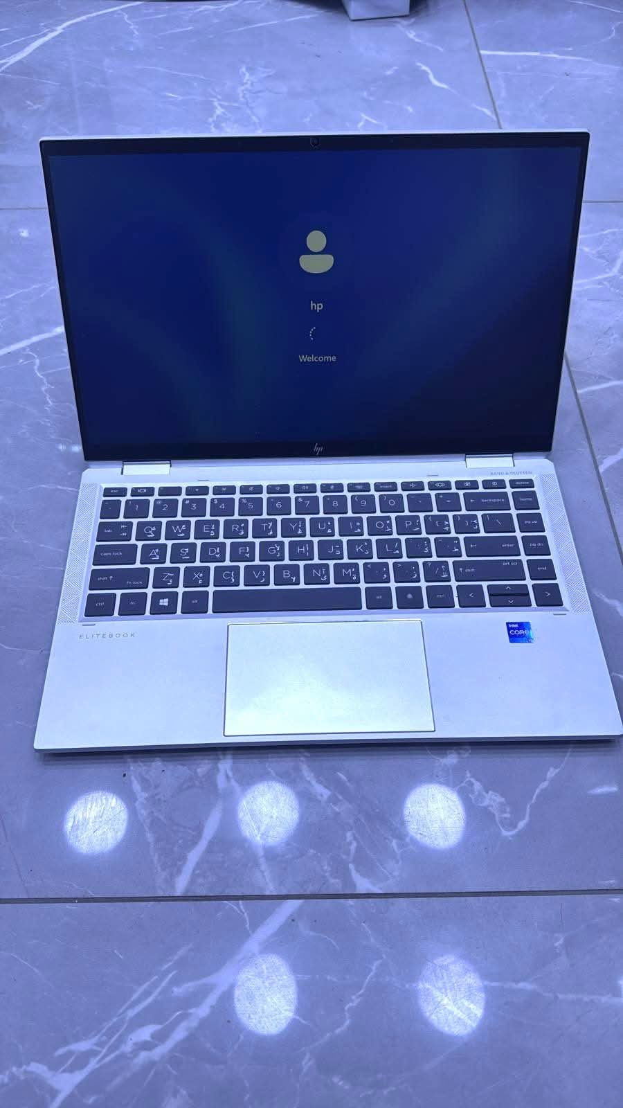 للبيع HP ELITEBOOK 1040 G8 x360 convertable بحالة. كالجديد المعالج: Intel Core i7-1185G7 (الجيل الحادي عشر).  الشاشة: 14 بوصة FHD (1920x1080)، IPS، لمس، قابلة للدوران 360 درجة.  الذاكرة (RAM): 32جيجا DDR4   التخزين: 512GB NVMe M.2 SSD (سريع).  الرسومات: Intel Iris Xe Graphics.  التصميم: تصميم متحول (2in1
