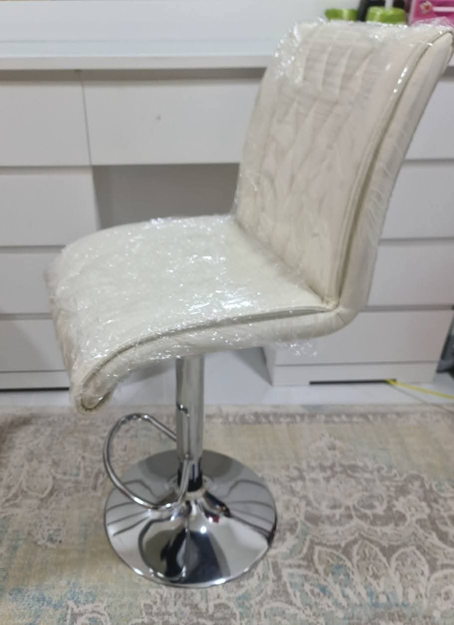 كرسي تسريحه اوف وايت جلد وقاعده ستاليس قابل للتحرك اعلي واسفل من هوم سنتر