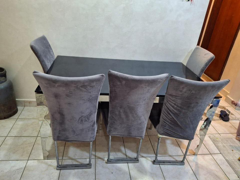 للبيع طاولة سفرة رخام + 6 كراسي الطول 160 سم العرض 90 سم