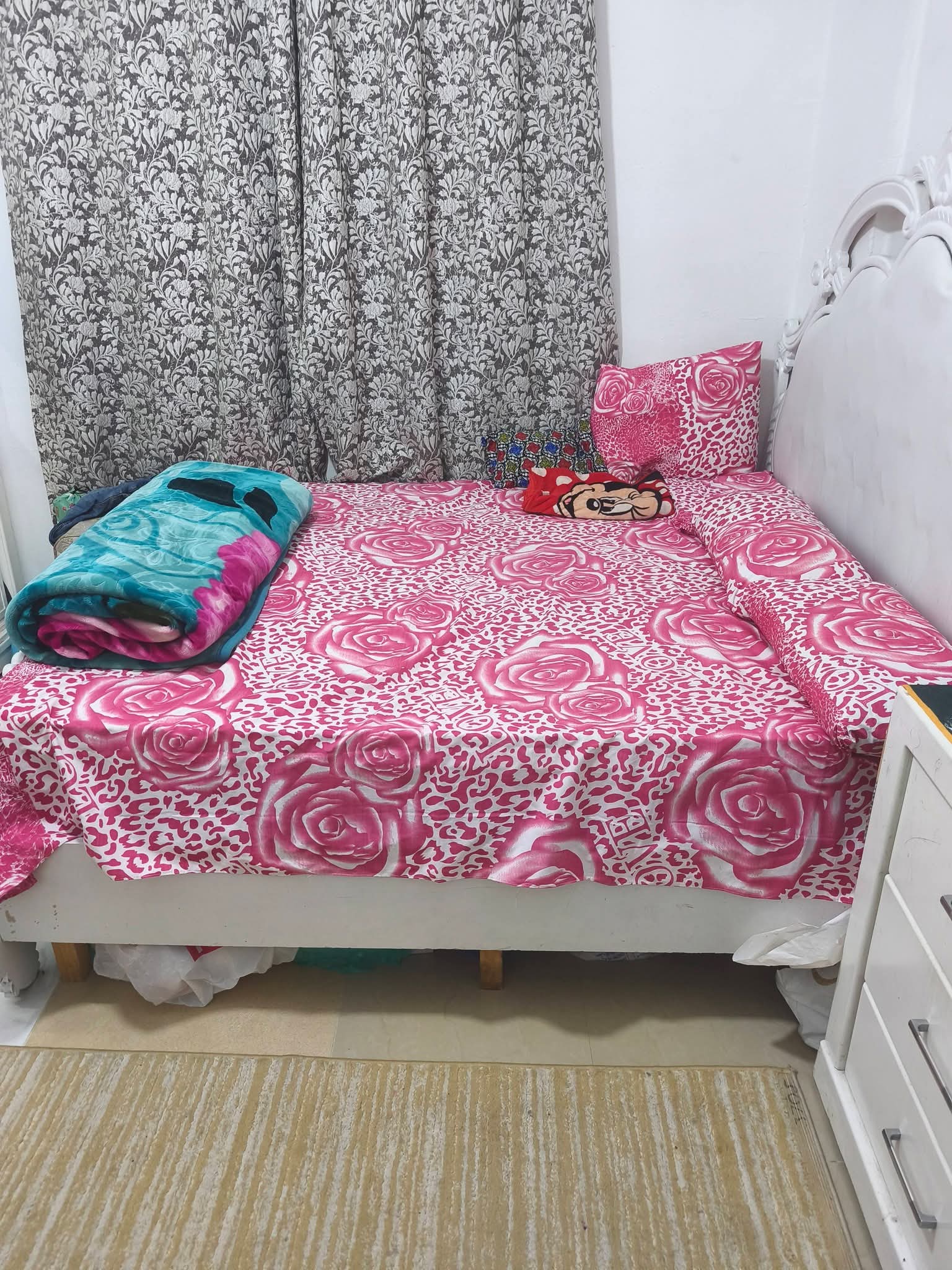 سرير مع مرتبة مقاس 160%180 وتسريحة ومرايا