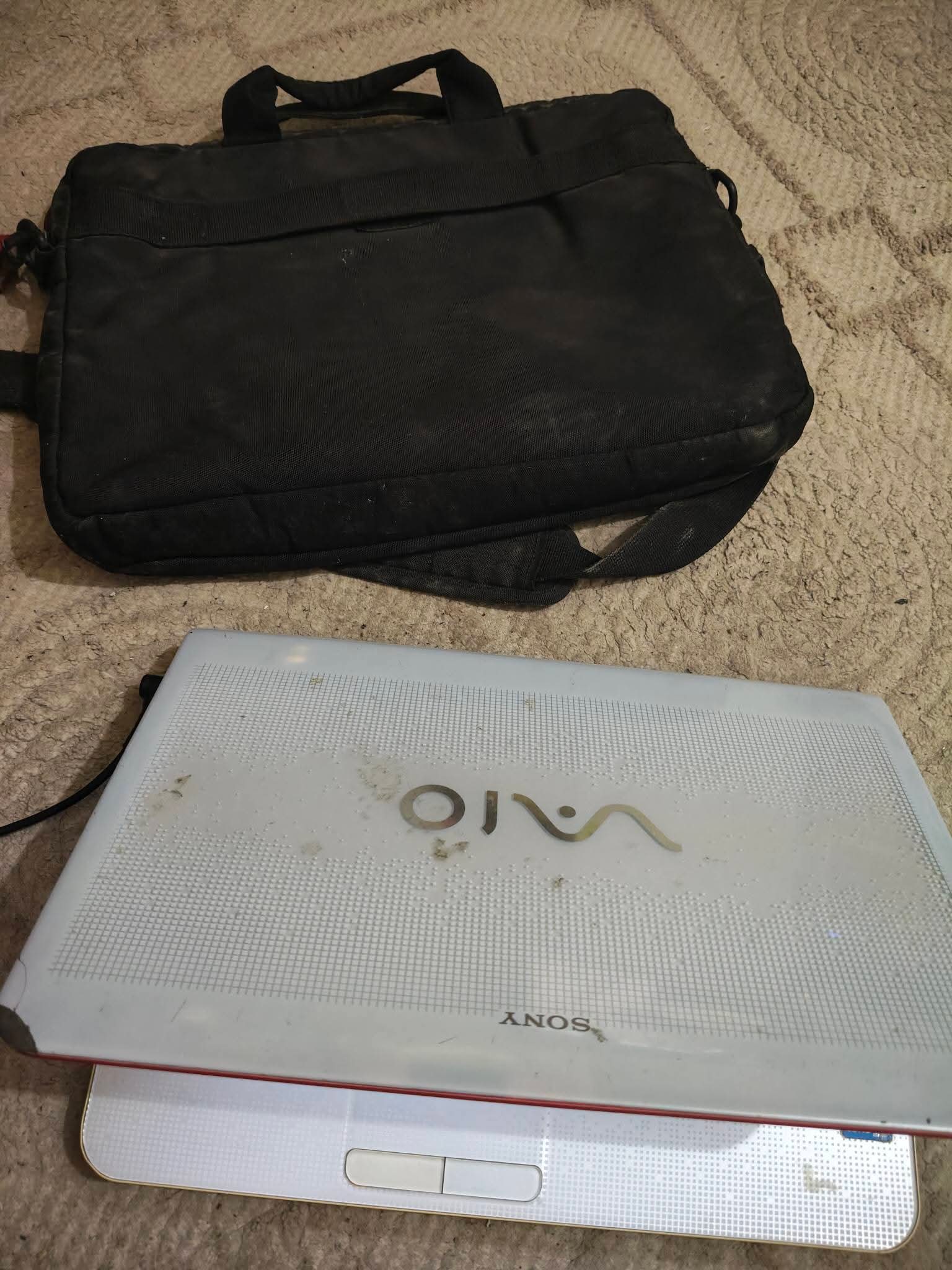 للبيع ps3 مع دراعات ولاب توب sony بالشنطة والشحن مداخل usp لاتعمل