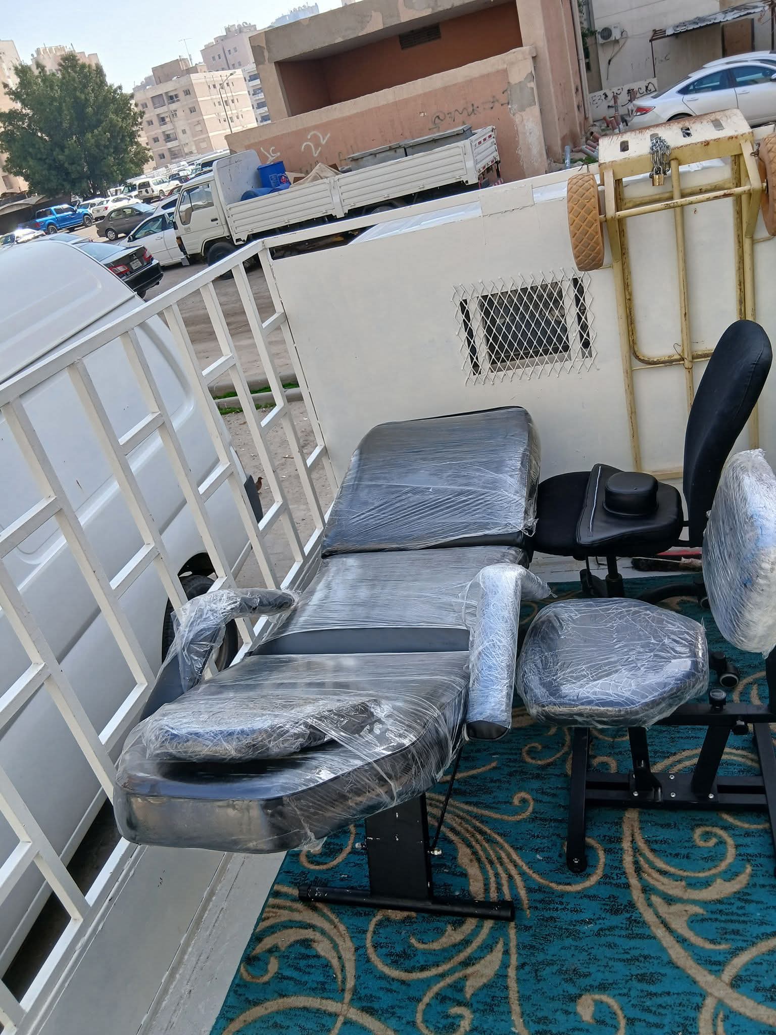 سرير طبي كالجديد مع 2كرسي