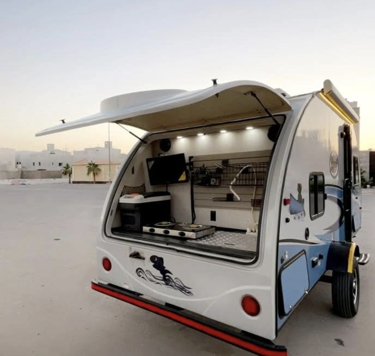 تصنيع عربات الطعام والكرفانات