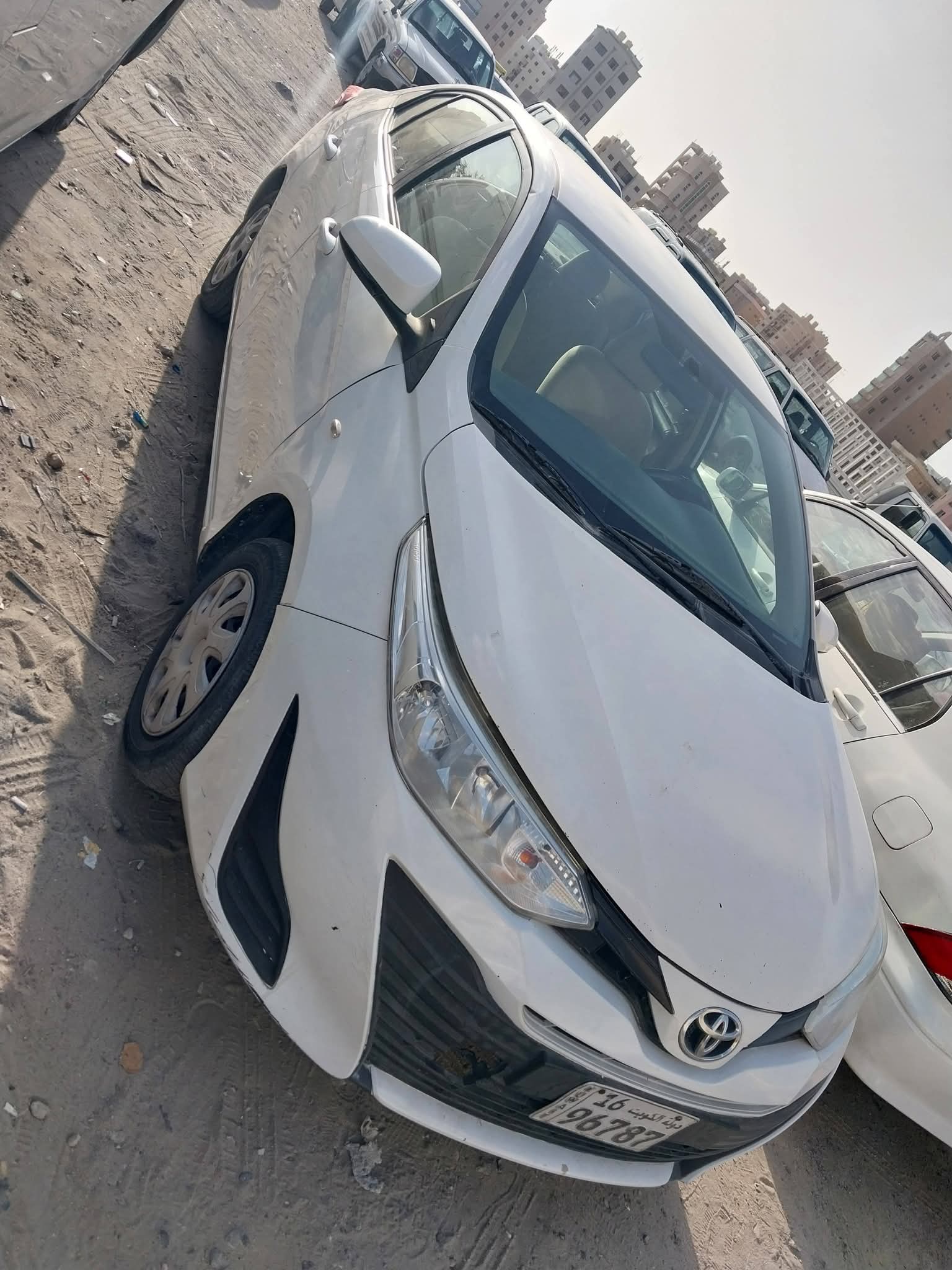 تويوتا يارس م /2019  لون ابيض  داخل بيج. نظيفة جدا - صورة 2