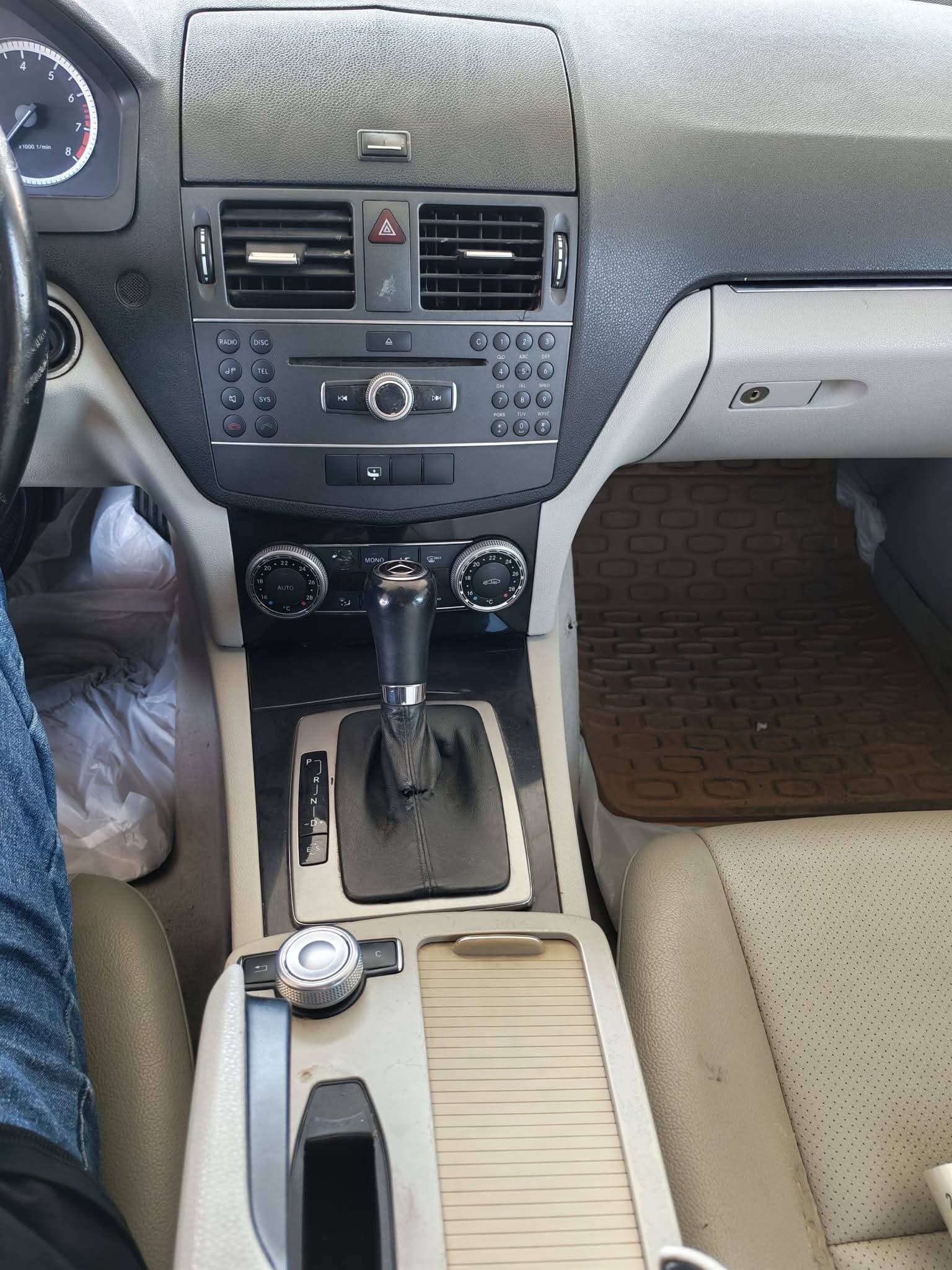 للبيع سياره مرسيدس حجم C180 مديل ٢٠١١ - صورة 4