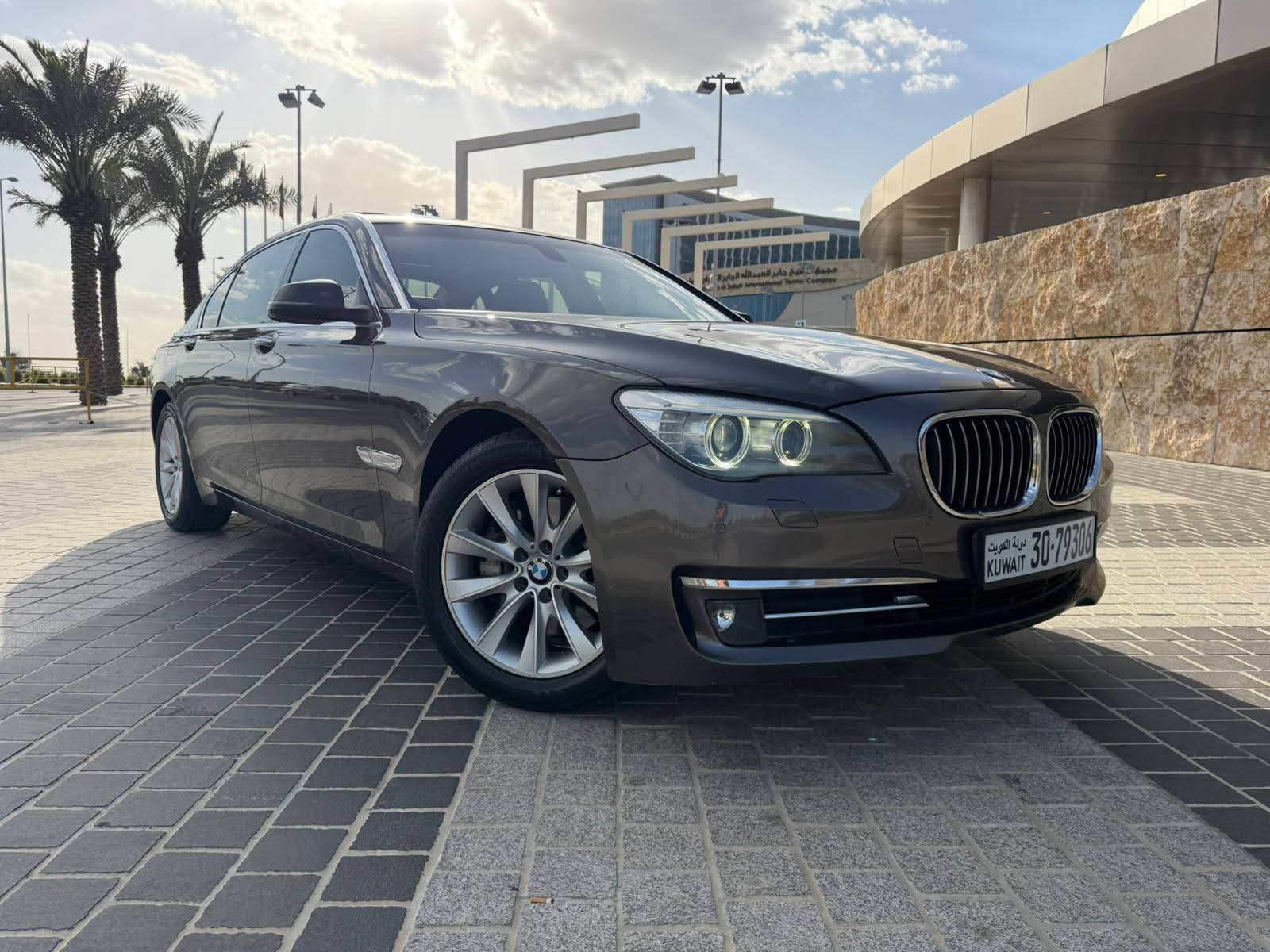 للبيع سياره بي ام دبليو 730Li مديل ٢٠١٥