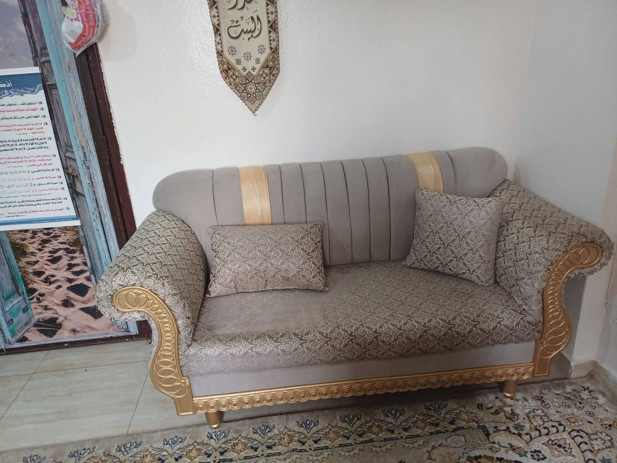 طقم كنب شبه جديد بحالة ممتازة تفصال خاص بالضجيج الصاله 7متر ب 4 متر - صورة 4