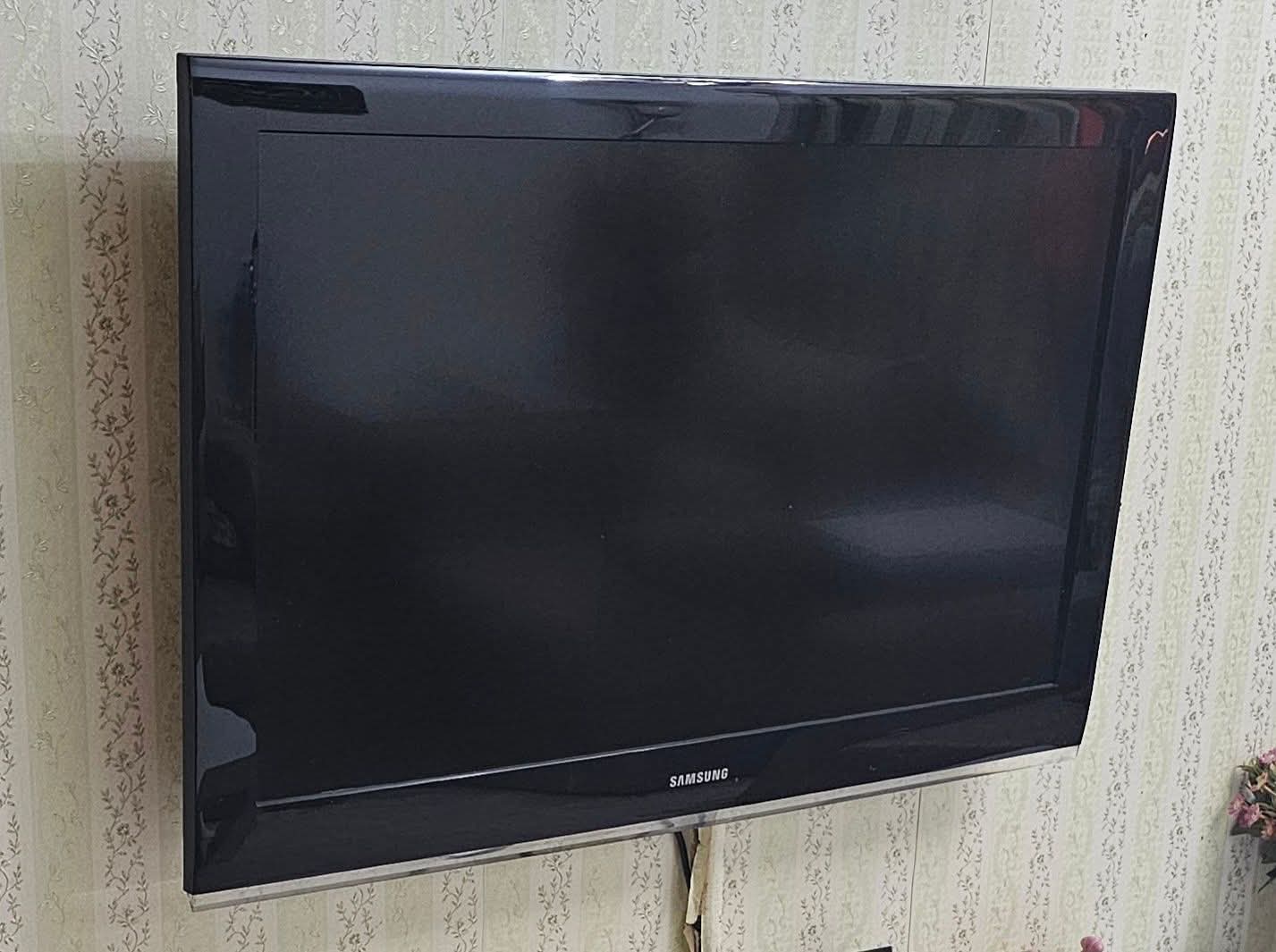 سامسونج 40 بوصة LCD مع ريموت حالة جيد - بيع في أخرى