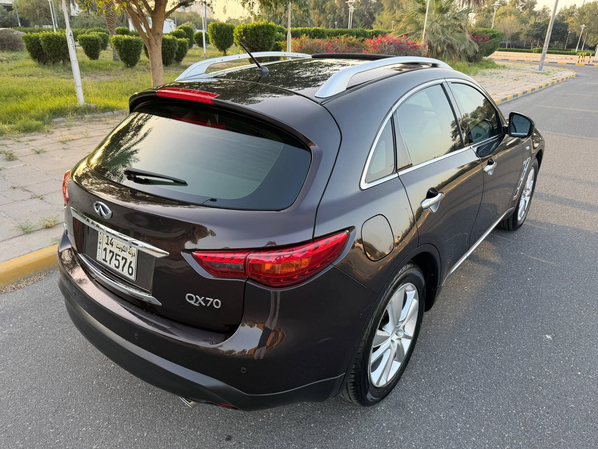 للبيع جيب انفنتي QX70S مديل ٢٠١٦ - صورة 13