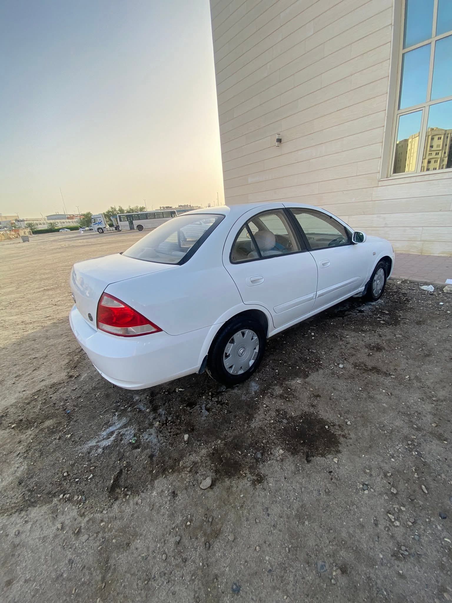 للبيع نيسان صني موديل 2010 - صورة 2