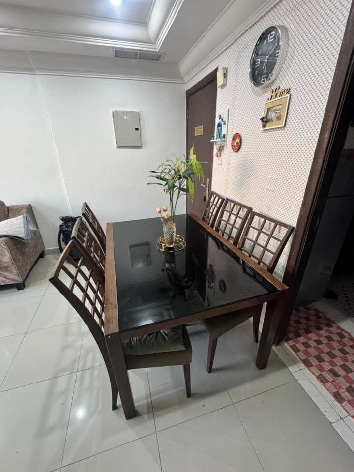 طاولة  مع 6 كراسي للبيع