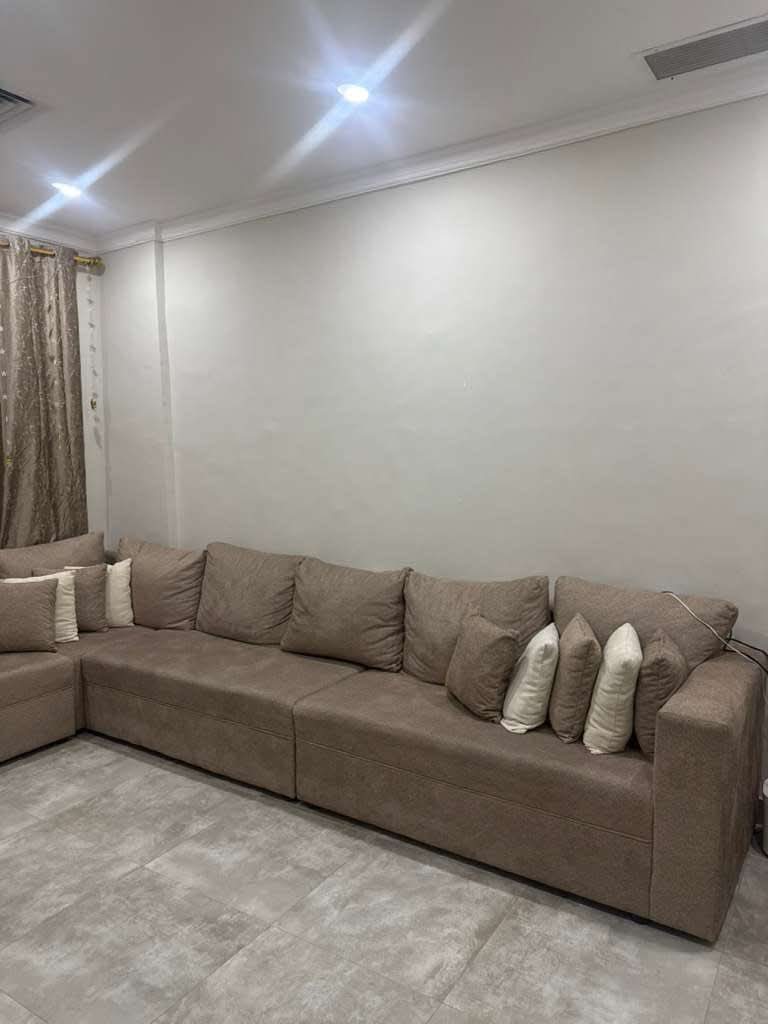 للبيع طقم كنب استعمال ٤ شهور جديد 3*4 - صورة 3