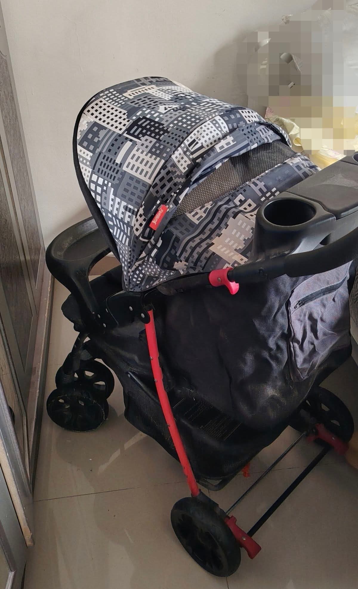عربة أطفال ماركة Juniors بحالة ممتازة - صورة 1