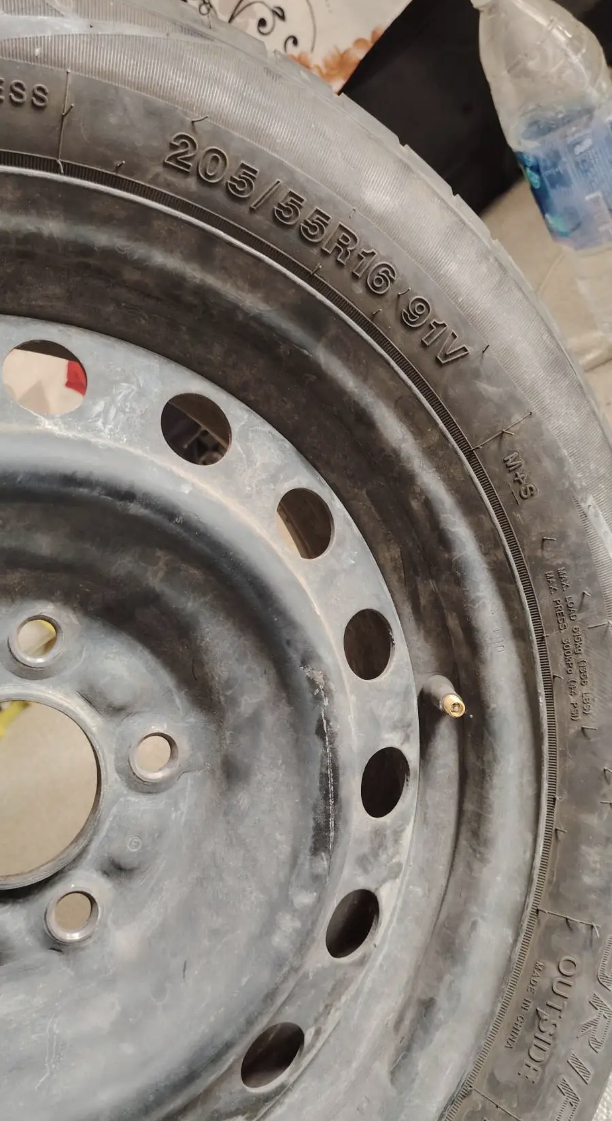 تاير نضيف جداا بالرنق 5خرم مقاس 16 /55/205