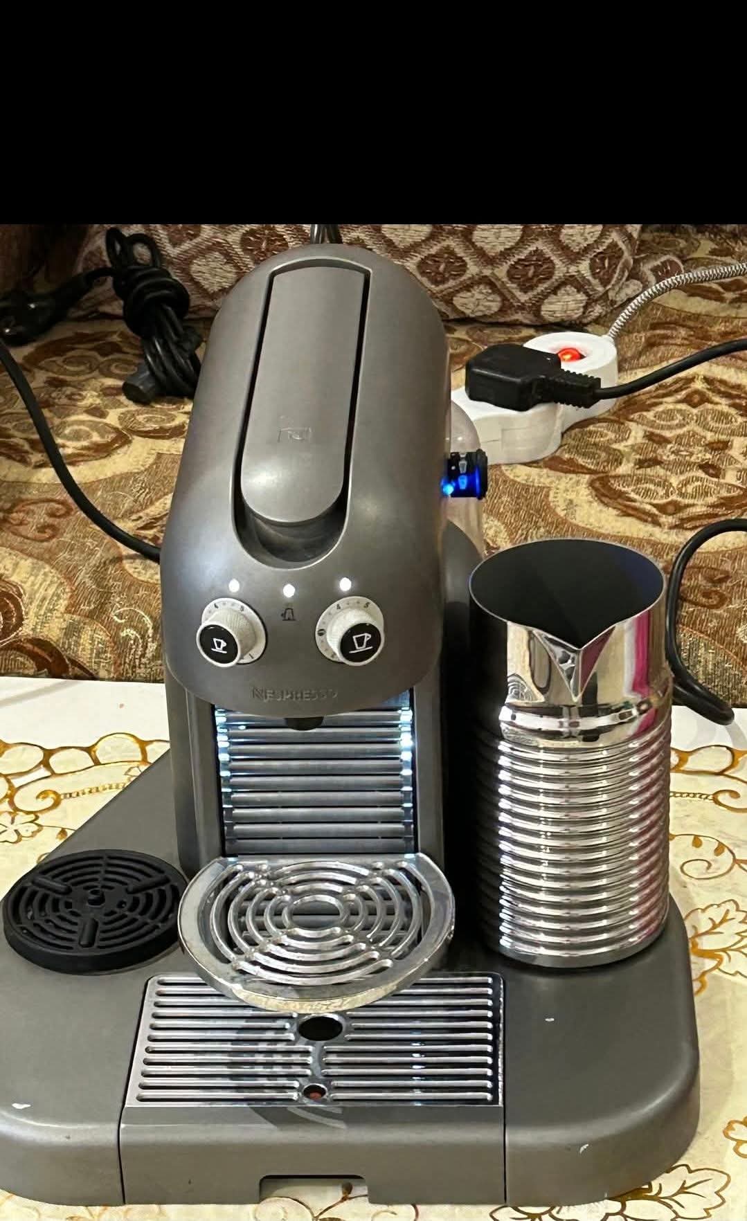 مكنة القهوة  نسبريسو. نظيفه جدا.