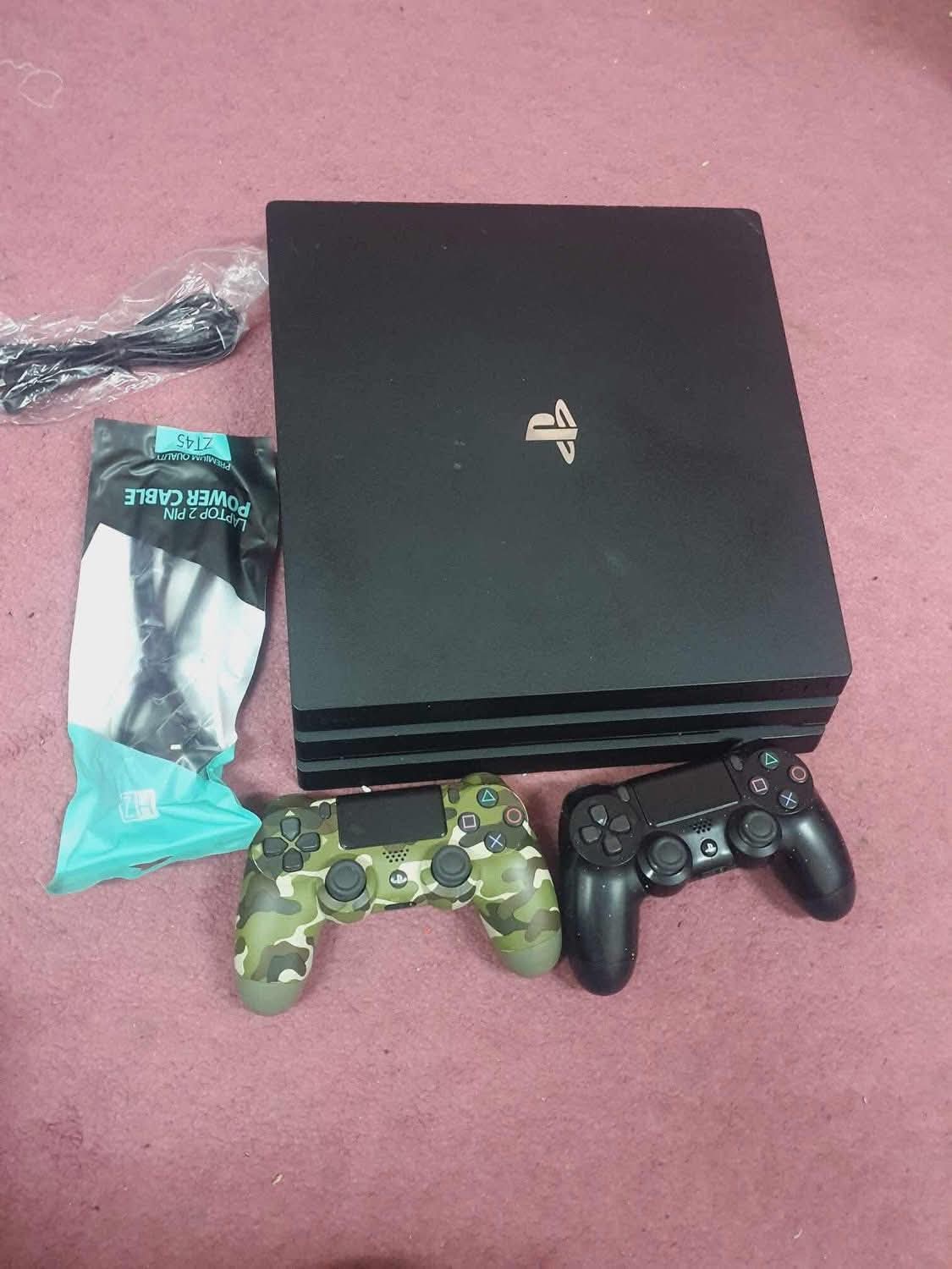 بلايستيشن 4برو عليه 120 لعبه من اجدد الألعاب