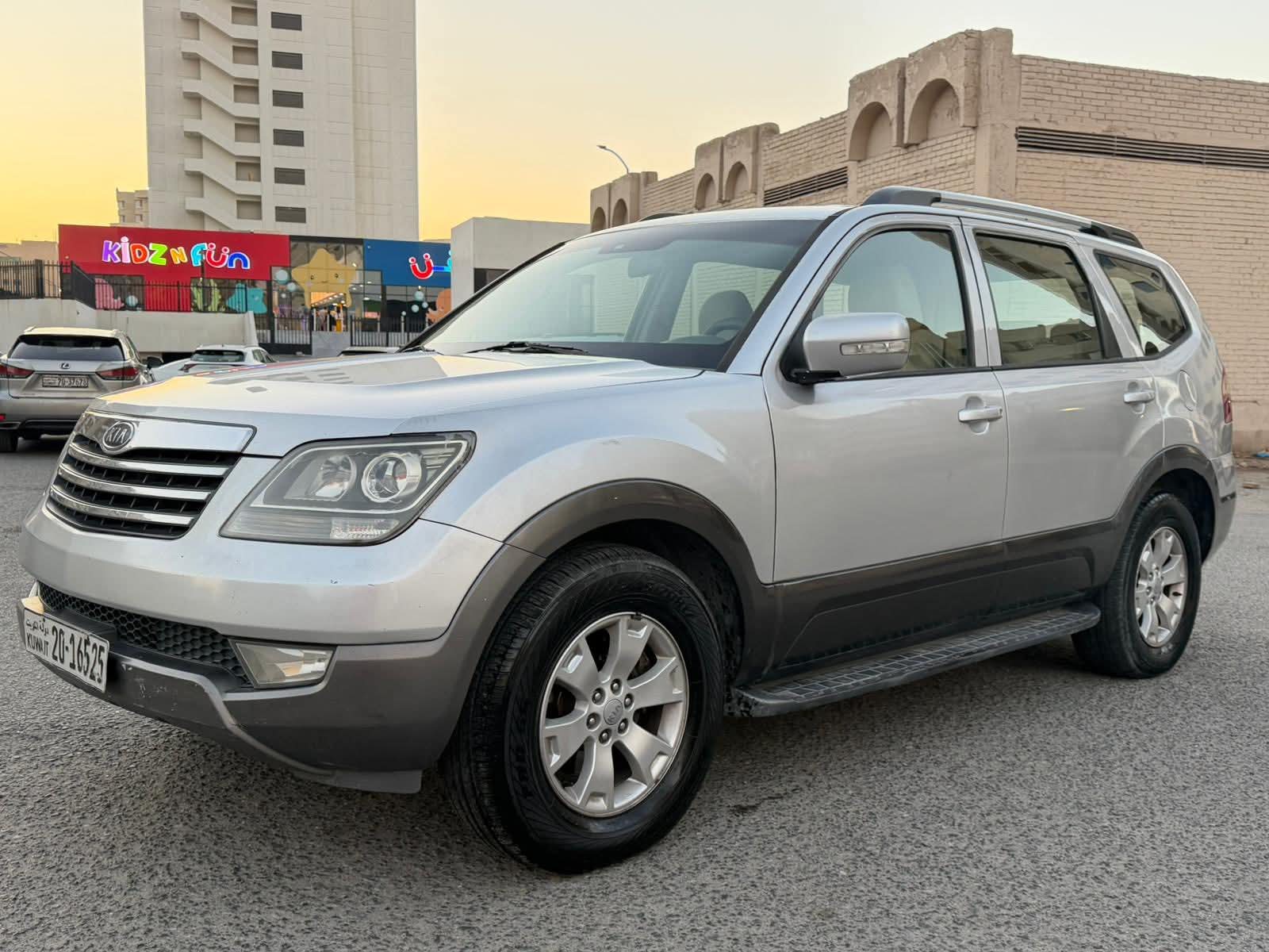 للبيع جيب موهافي موديل 2013   اللون فضي من داخل جلد